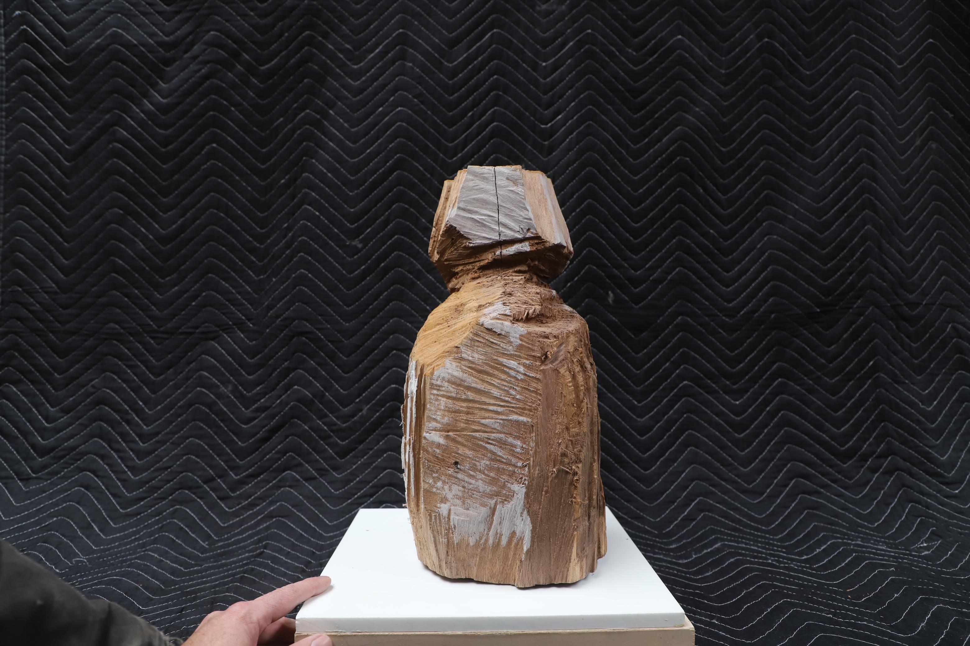 Escultura contemporánea de madera tallada con motosierra 006 by Studio Melrose Tallado a mano en venta