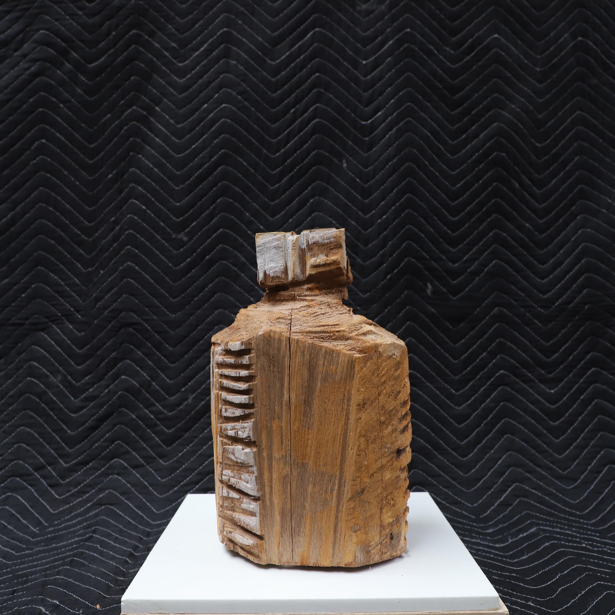Diese Holzskulpturen wurden von David Melrose mit der Kettensäge geschnitzt und sind aus einem massiven Schwarznussbaumstamm gefertigt. 
