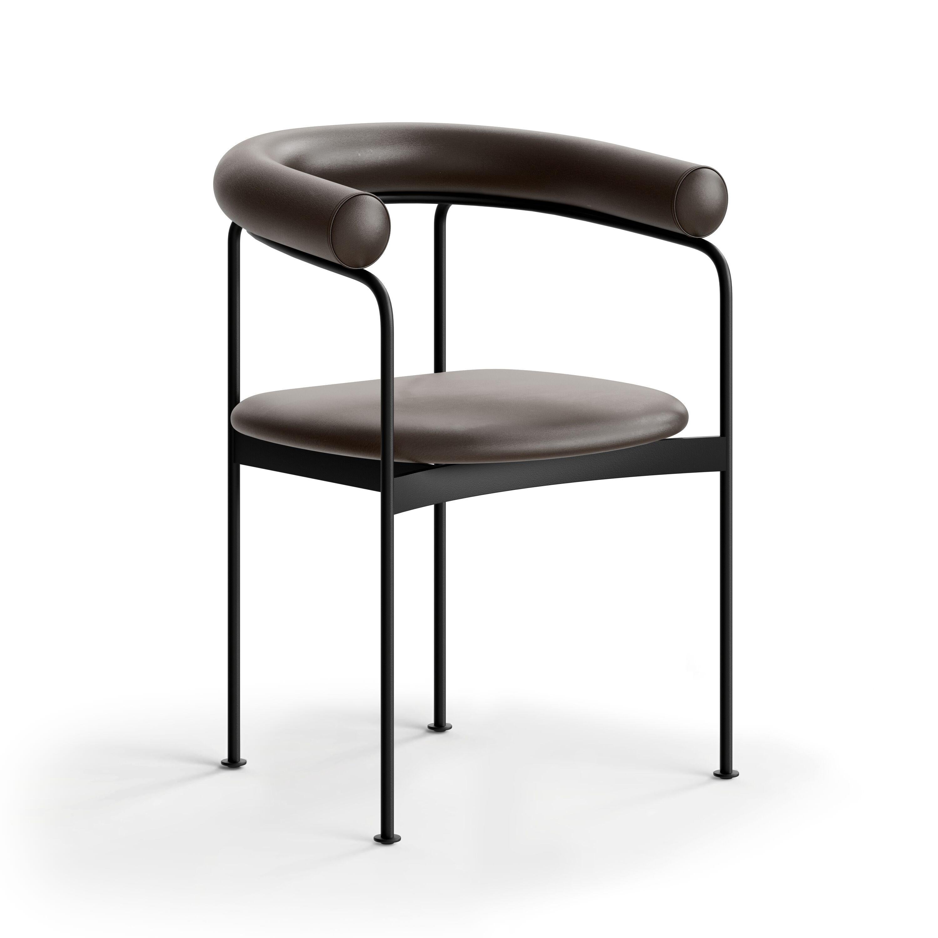 Silla de comedor BAIA
Estructura de acero, respaldo de madera o tapizado

Modelo mostrado en la imagen principal:
Estructura: acero con recubrimiento de polvo, negro
Respaldo: cuero
Tejido Piel Marrón Pelle

Dimensiones: 
H.74 x 58 x 50 cm / Altura