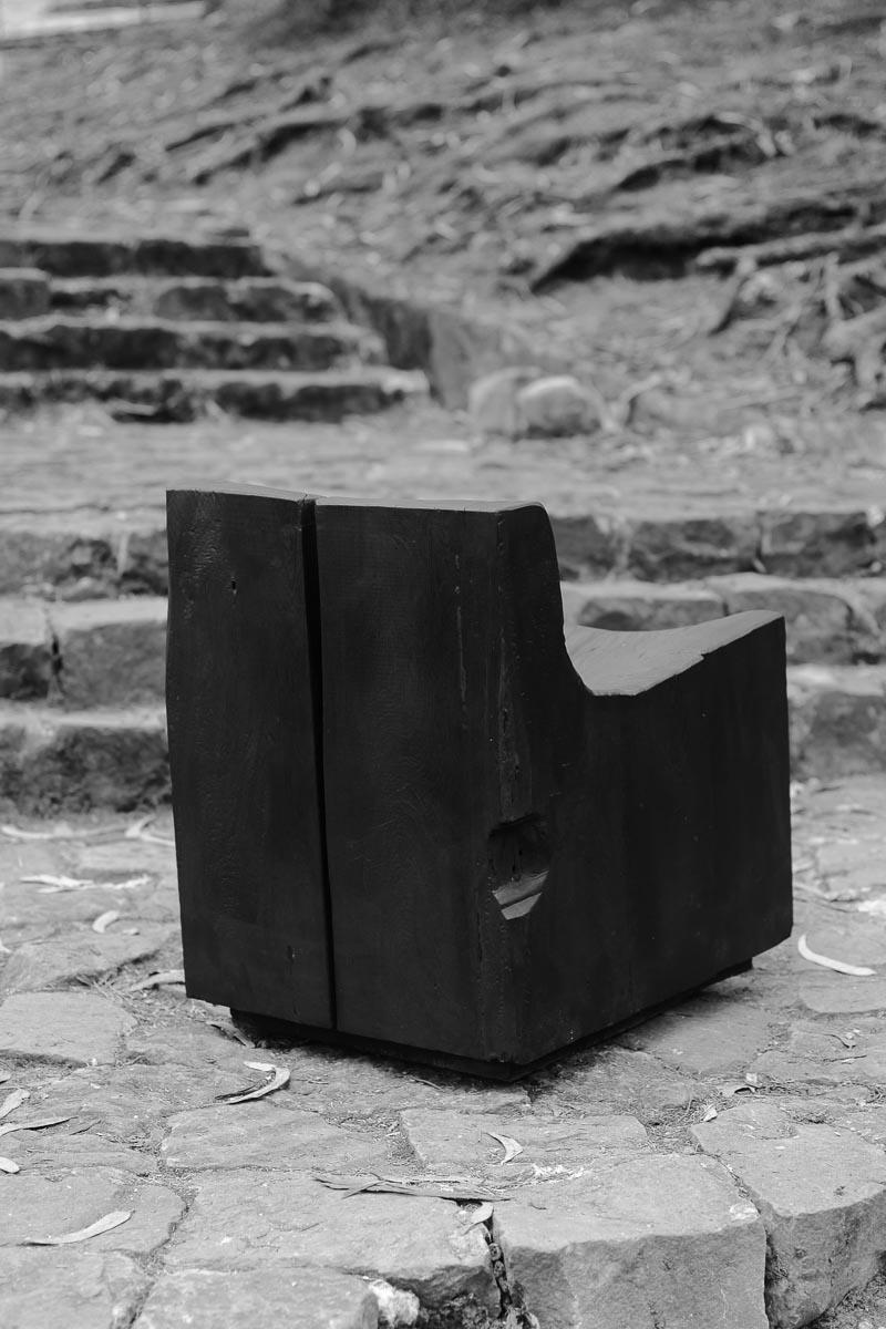 Zeitgenössischer Stuhl / Bank „Tajo“ aus gebranntem Holz von Carmworks, anpassbar (Organische Moderne) im Angebot
