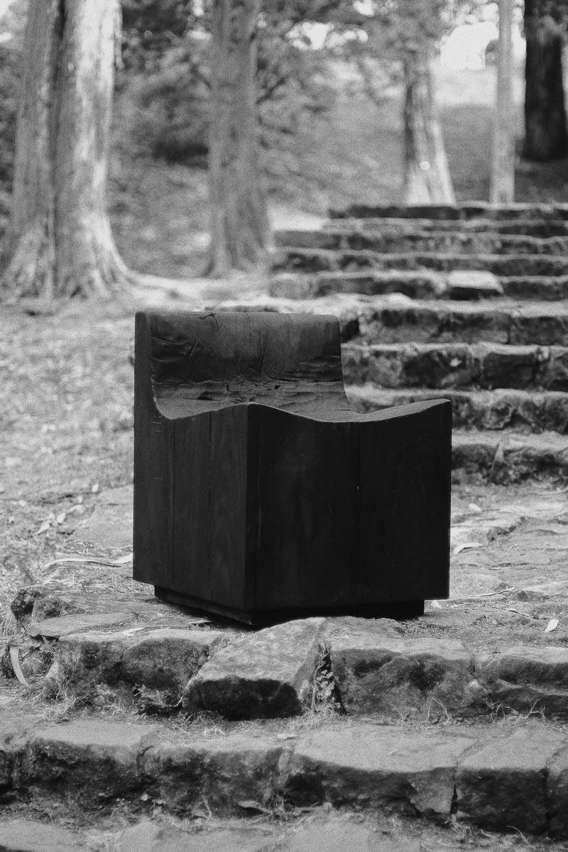 Zeitgenössischer Stuhl / Bank „Tajo“ aus gebranntem Holz von Carmworks, anpassbar (Kolumbianisch) im Angebot