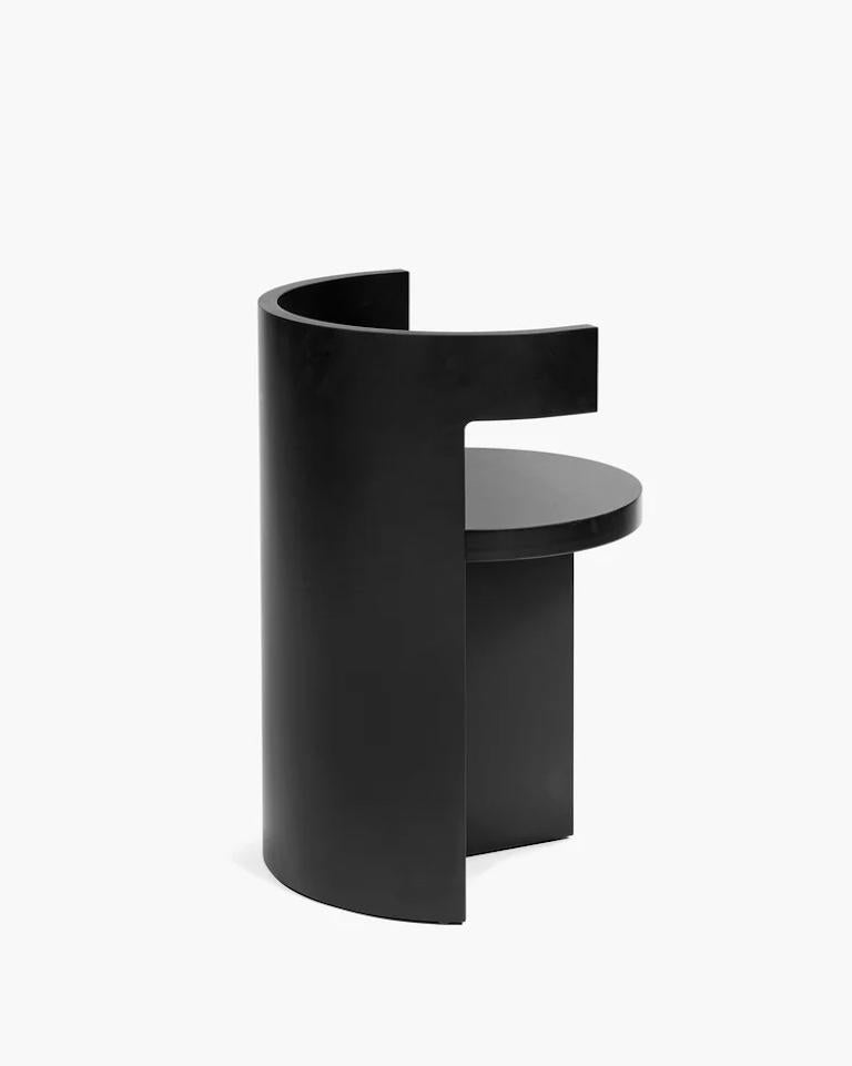 Sedia scultorea 'Boho' disegnata da Ann Demeulemeester per Serax. 

Legno di faggio massiccio
Macchia: Nero

La sedia 'Boho' di Ann Demeulemeester ridefinisce il design moderno con la sua estetica audace e scultorea. Caratterizzata da uno schienale