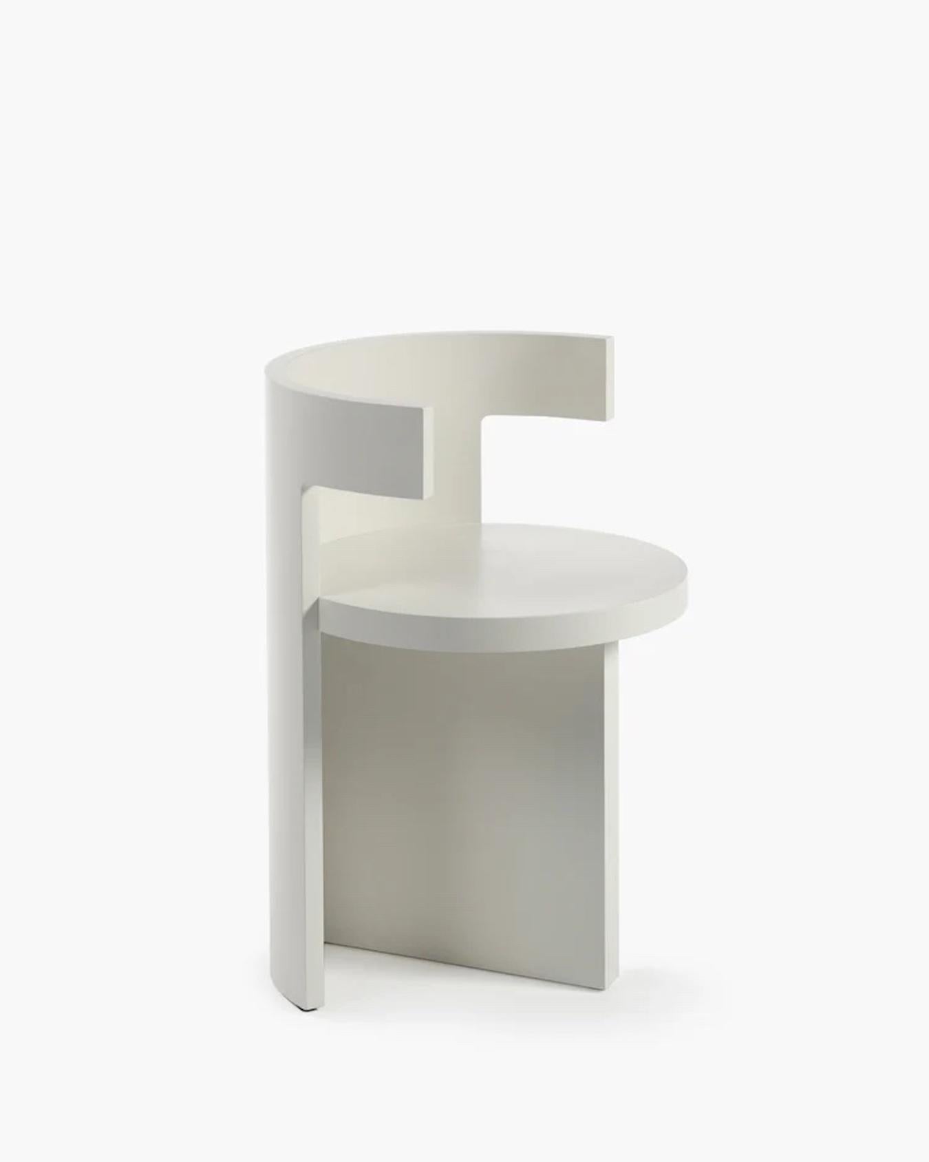 Sedia scultorea 'Boho' disegnata da Ann Demeulemeester per Serax. 

Legno di faggio massiccio
Macchia: Whiting

La sedia 'Boho' di Ann Demeulemeester ridefinisce il design moderno con la sua estetica audace e scultorea. Caratterizzata da uno