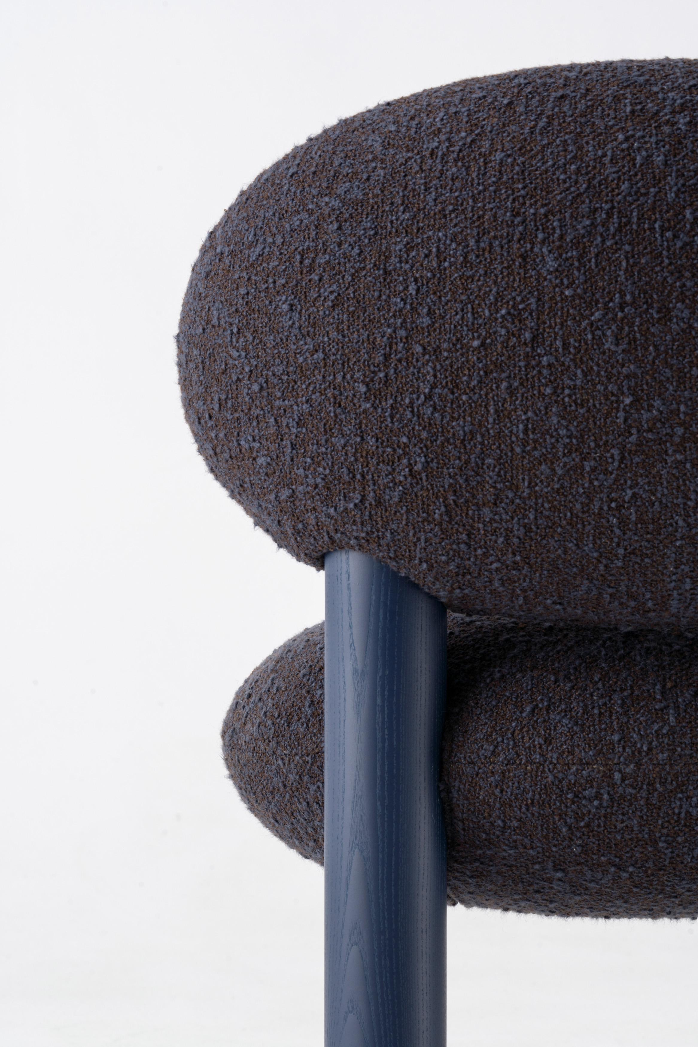 Chaise contemporaine 'Flock CS2' par NOOM, pieds en Wood et tissu Zero col.06 Neuf - En vente à Paris, IDF