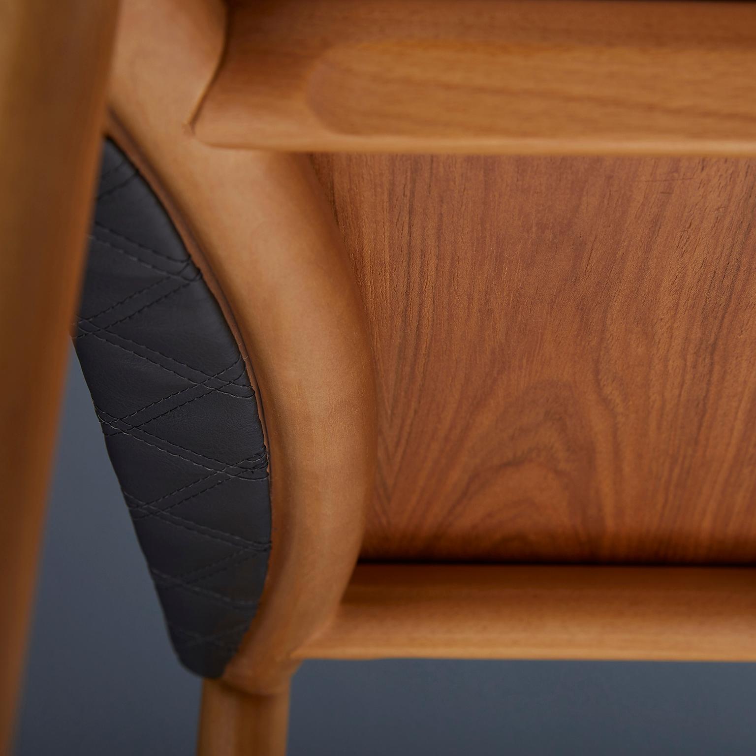 Chaise contemporaine en bois massif naturel, recouverte de cuir, avec accoudoirs en vente 3