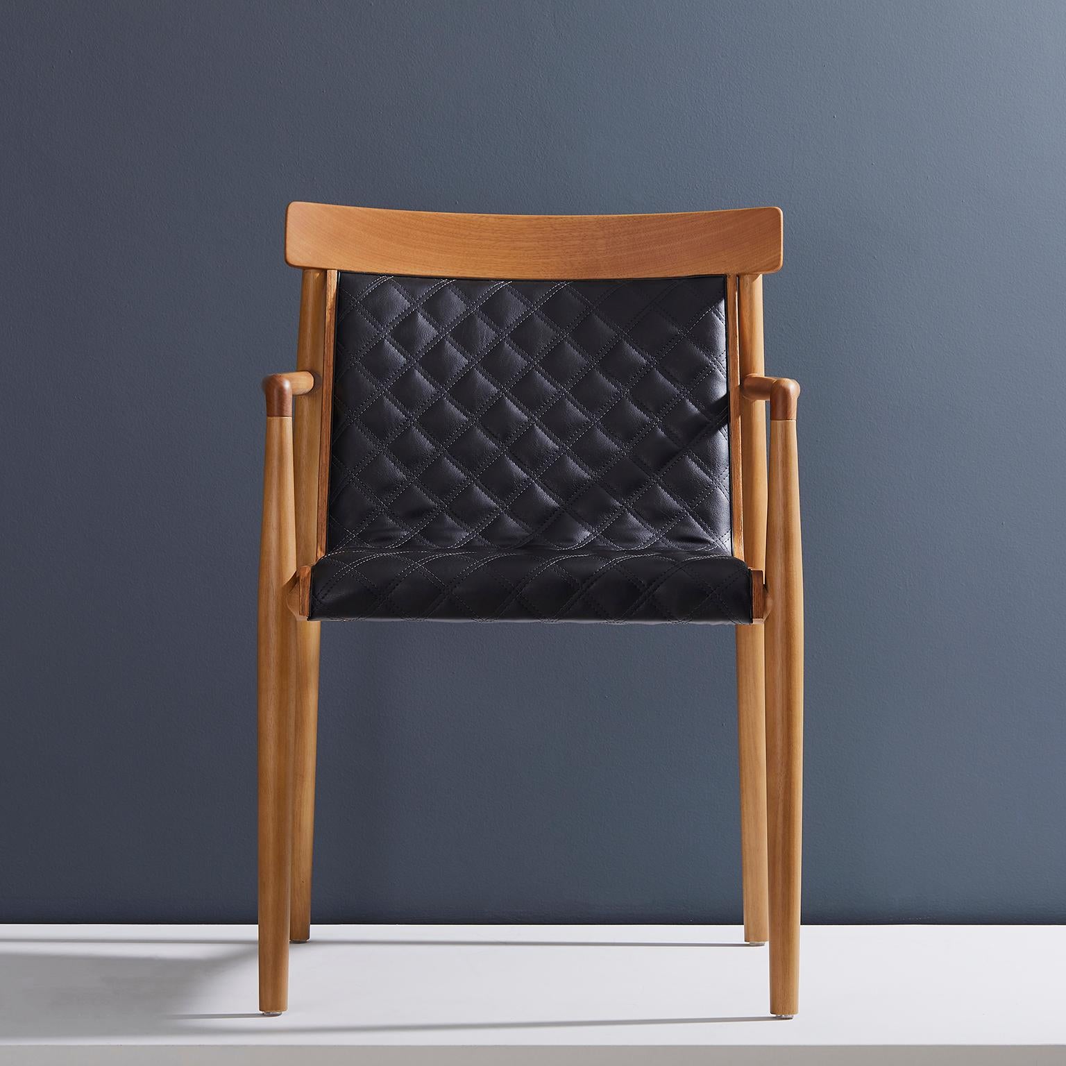 Chaise contemporaine en bois massif naturel, recouverte de cuir, avec accoudoirs en vente 6