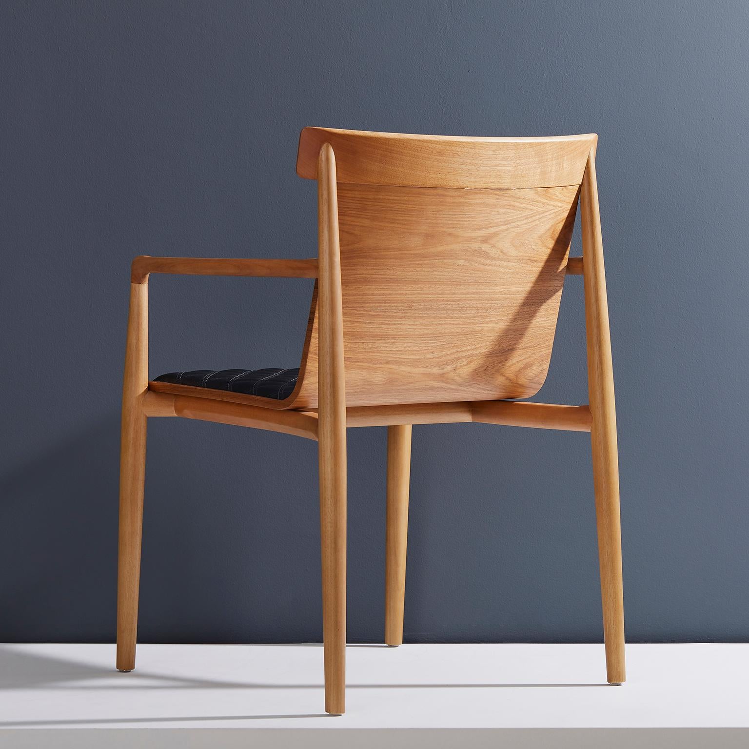 Chaise contemporaine en bois massif naturel, recouverte de cuir, avec accoudoirs en vente 7