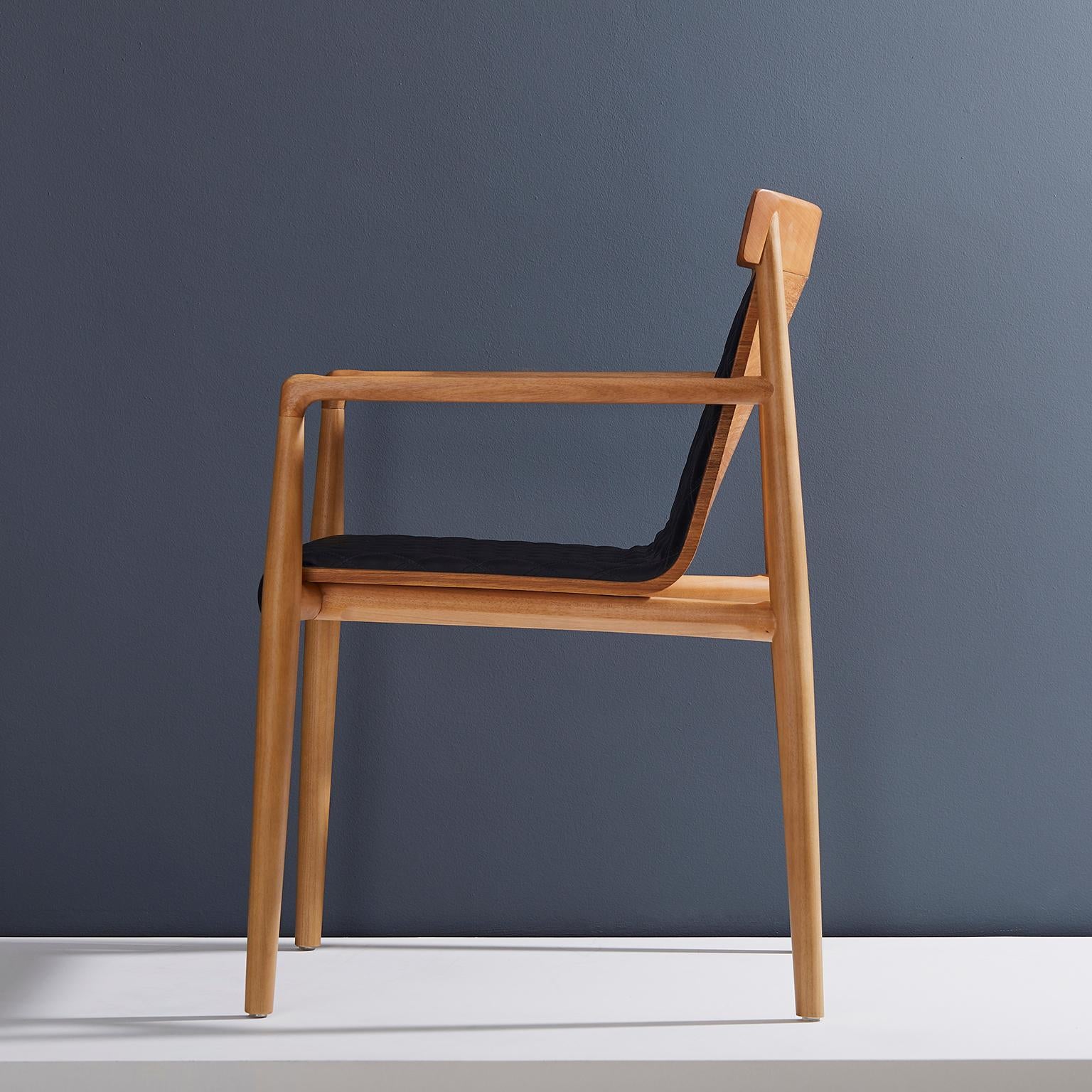 Chaise contemporaine en bois massif naturel, recouverte de cuir, avec accoudoirs en vente 9