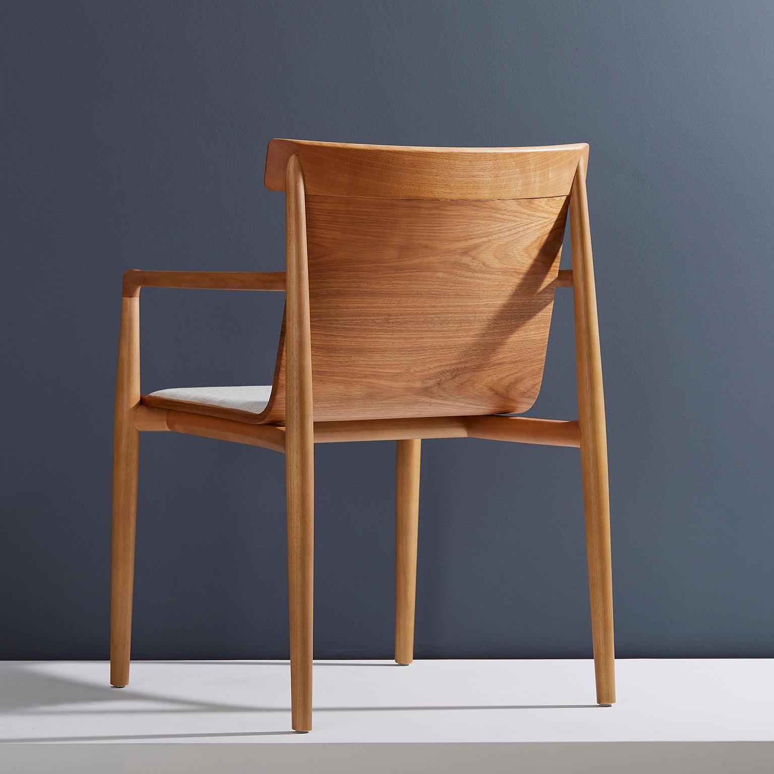 Zeitgenössischer Stuhl aus natürlichem Massivholz, gepolstert, Rückenlehne aus Naturholz, Armlehnen (Moderne) im Angebot