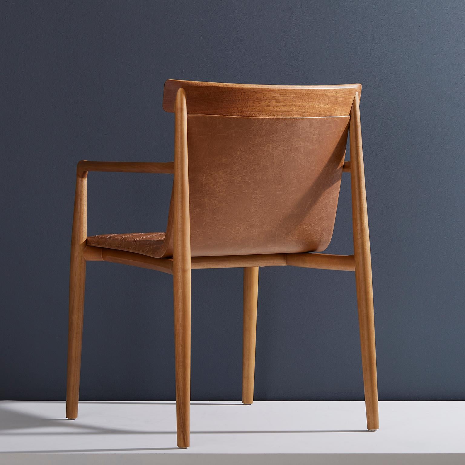 Moderne Chaise contemporaine en bois massif naturel, recouverte de cuir, avec accoudoirs en vente