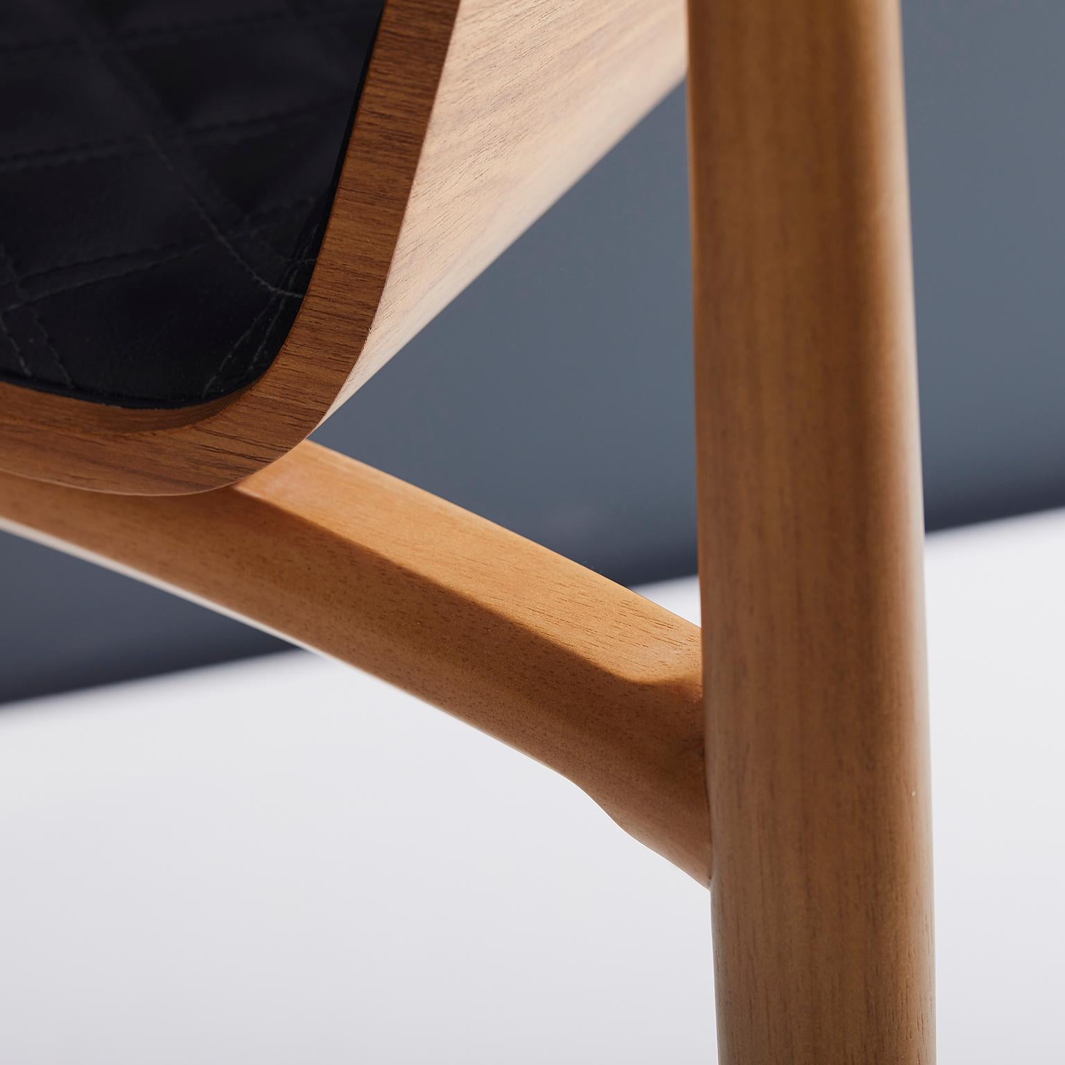 Contemporary Chair aus natürlichem Massivholz, gepolstertes Leder, mit Armlehnen im Zustand „Neu“ im Angebot in Vila Cordeiro, São Paulo
