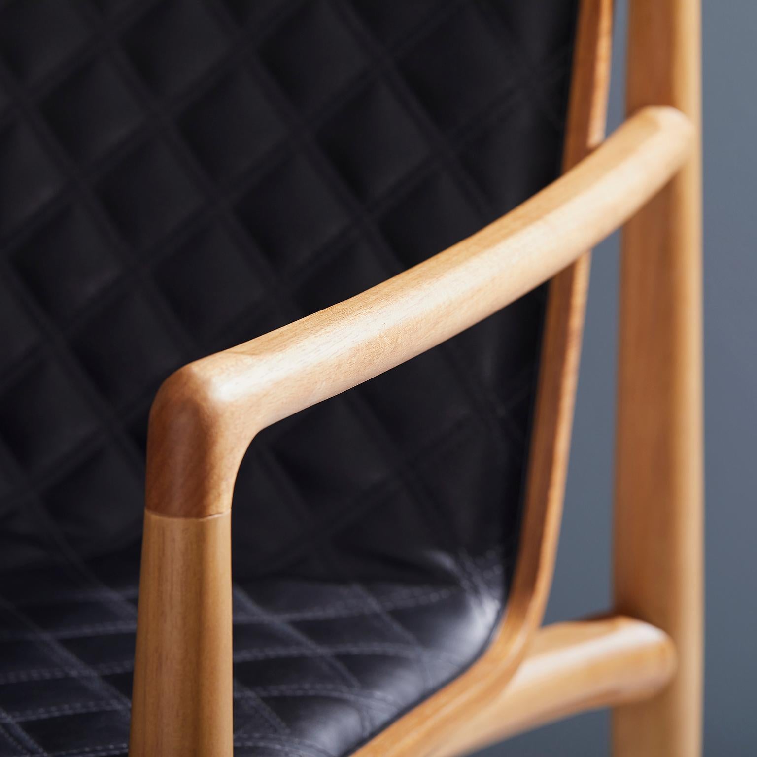 XXIe siècle et contemporain Chaise contemporaine en bois massif naturel, recouverte de cuir, avec accoudoirs en vente