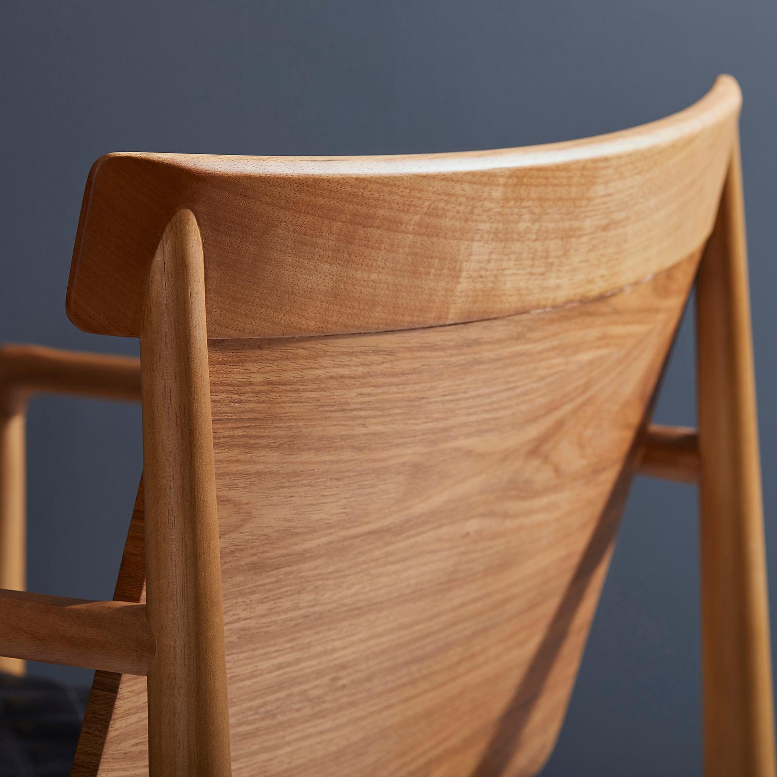 Zeitgenössischer Stuhl aus natürlichem Massivholz, gepolstert, Rückenlehne aus Naturholz, Armlehnen (Hartholz) im Angebot