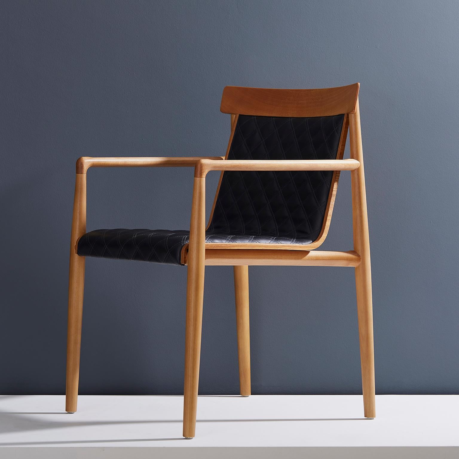 Cuir Chaise contemporaine en bois massif naturel, tapissée, dossier en bois naturel, accoudoirs en vente