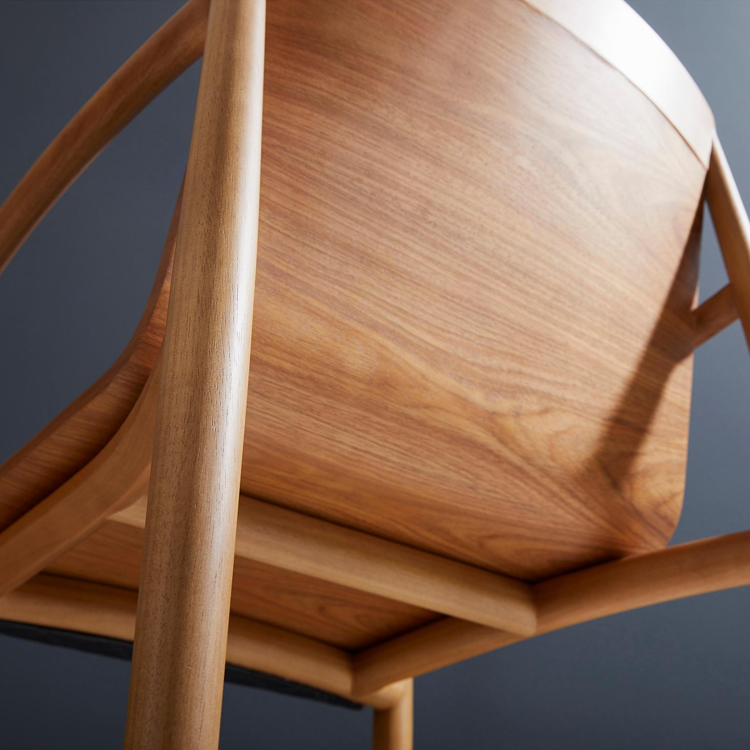 Chaise contemporaine en bois massif naturel, recouverte de cuir, avec accoudoirs en vente 1