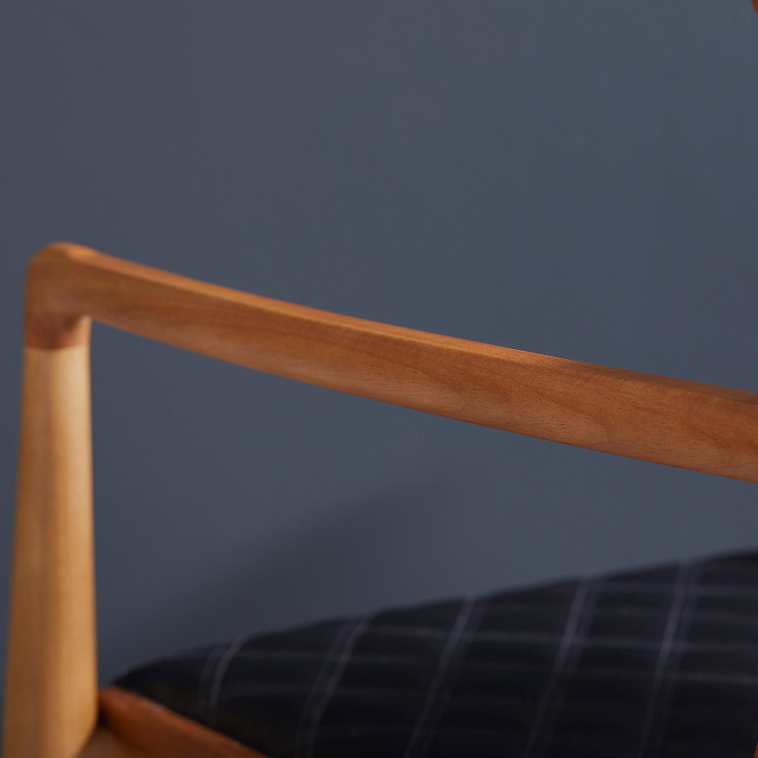 Chaise contemporaine en bois massif naturel, recouverte de cuir, avec accoudoirs en vente 2