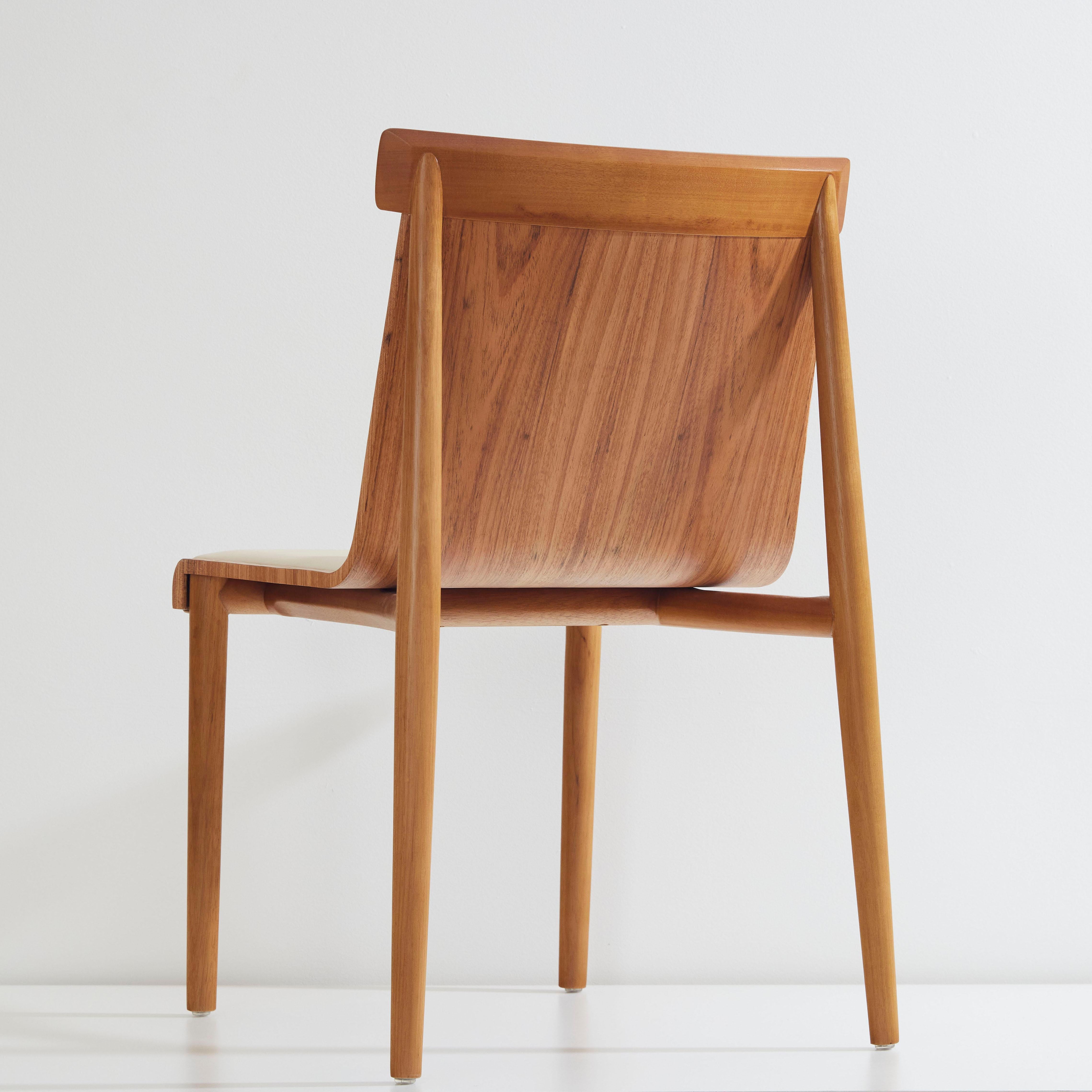 Moderne Chaise contemporaine en Wood Wood, revêtue de cuir ou de textile en vente
