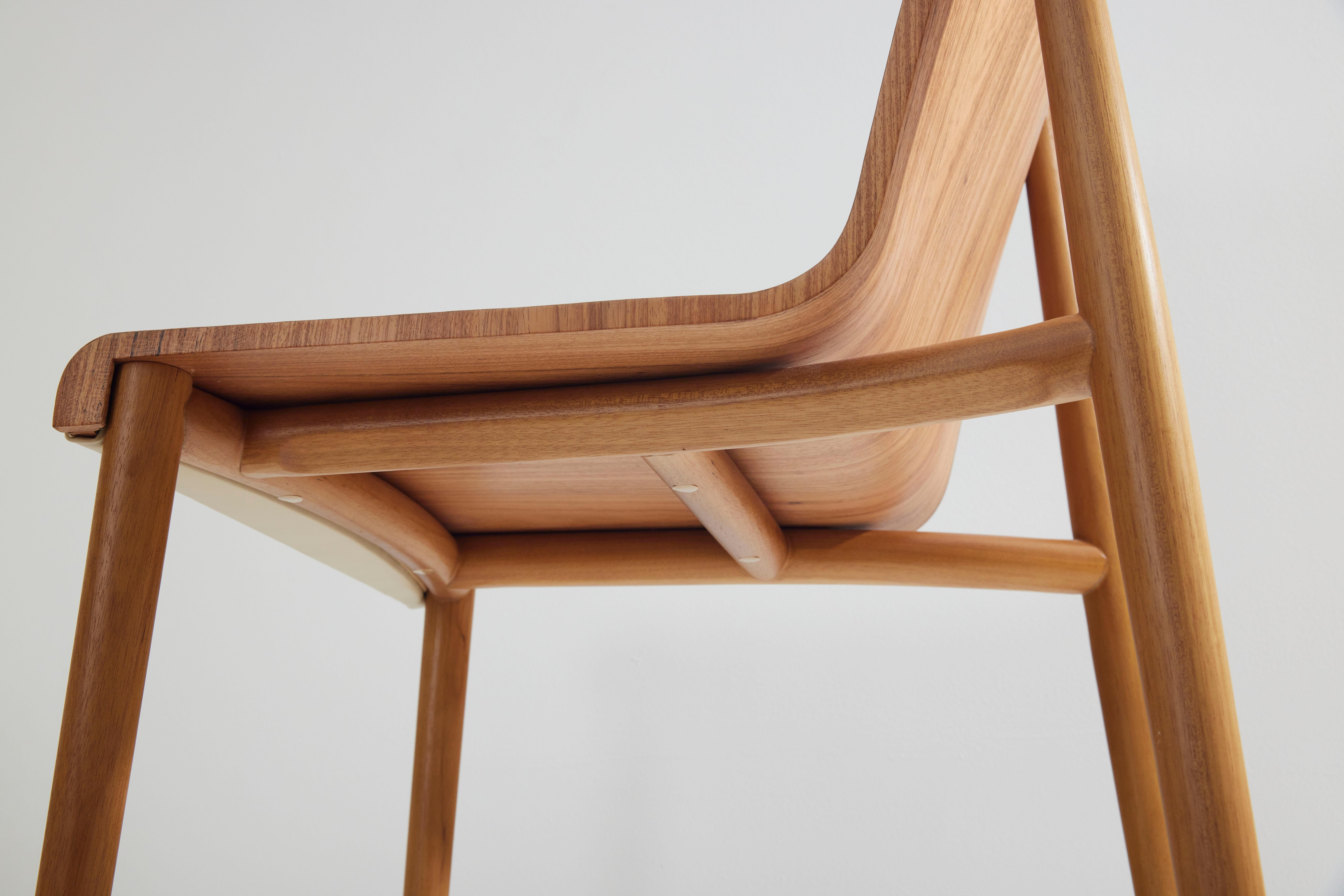 Brésilien Chaise contemporaine en Wood Wood, revêtue de cuir ou de textile en vente