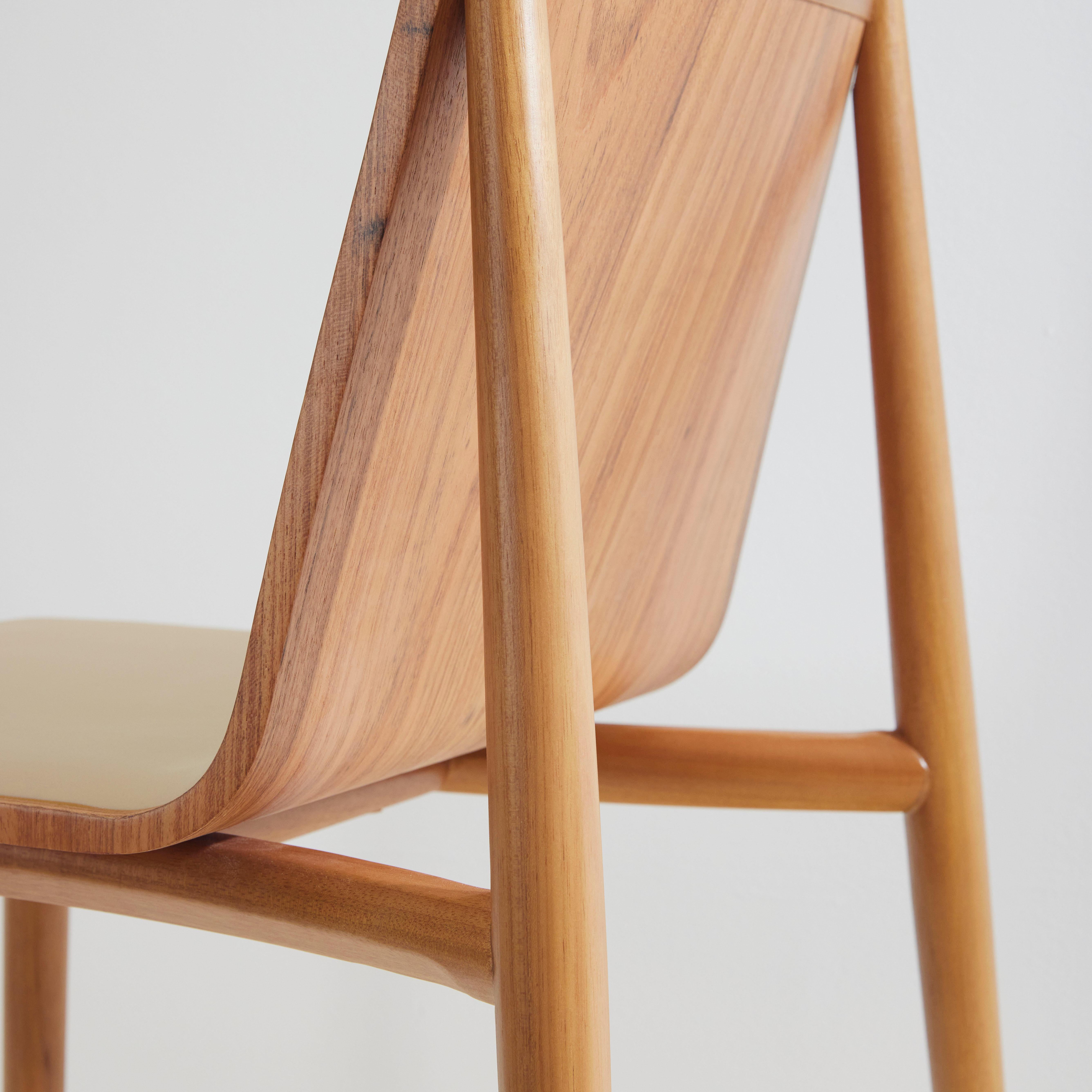 XXIe siècle et contemporain Chaise contemporaine en Wood Wood, revêtue de cuir ou de textile en vente