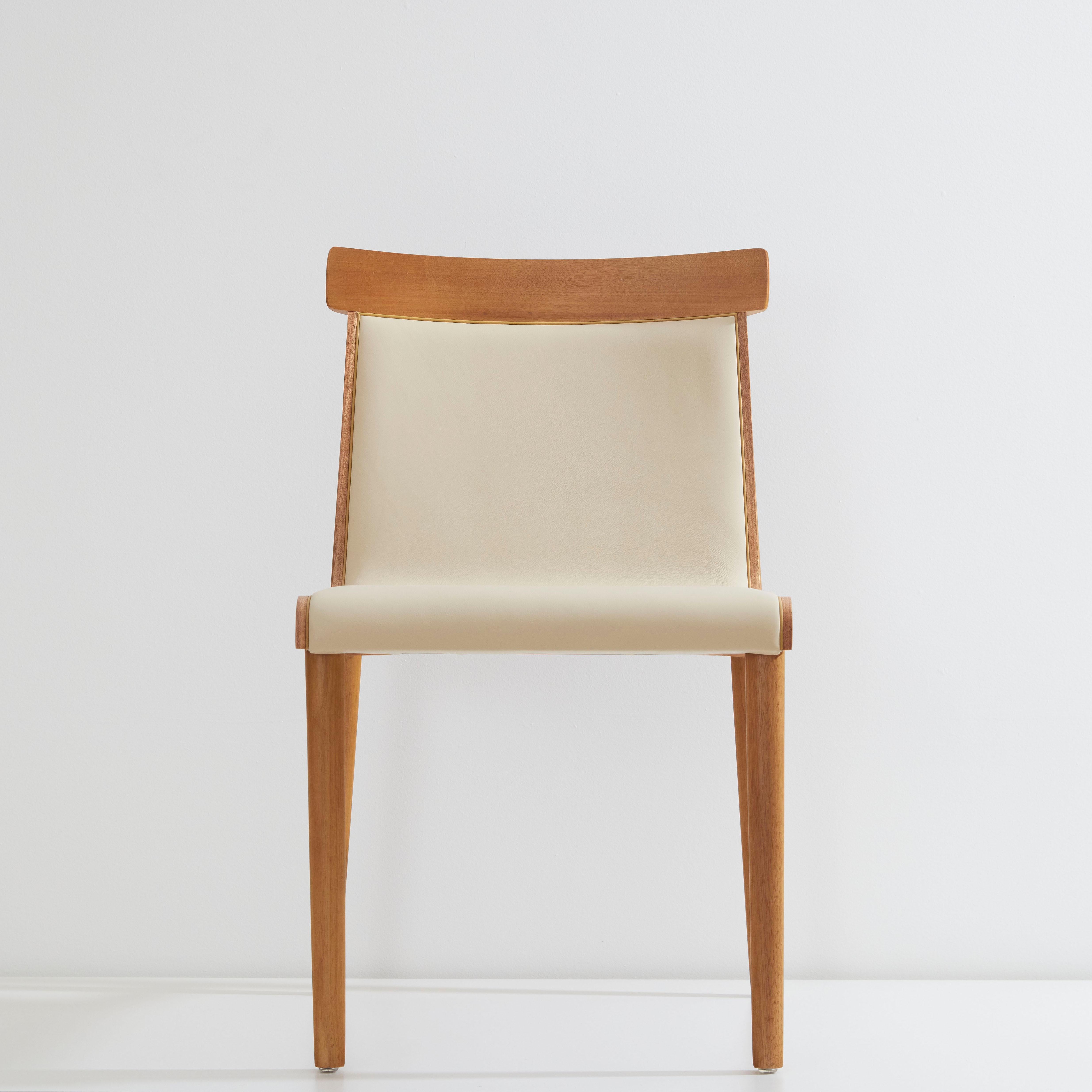 Zeitgenössischer Stuhl aus Massivholz, gepolstert mit Leder oder Textilien und Armlehnen im Angebot 5