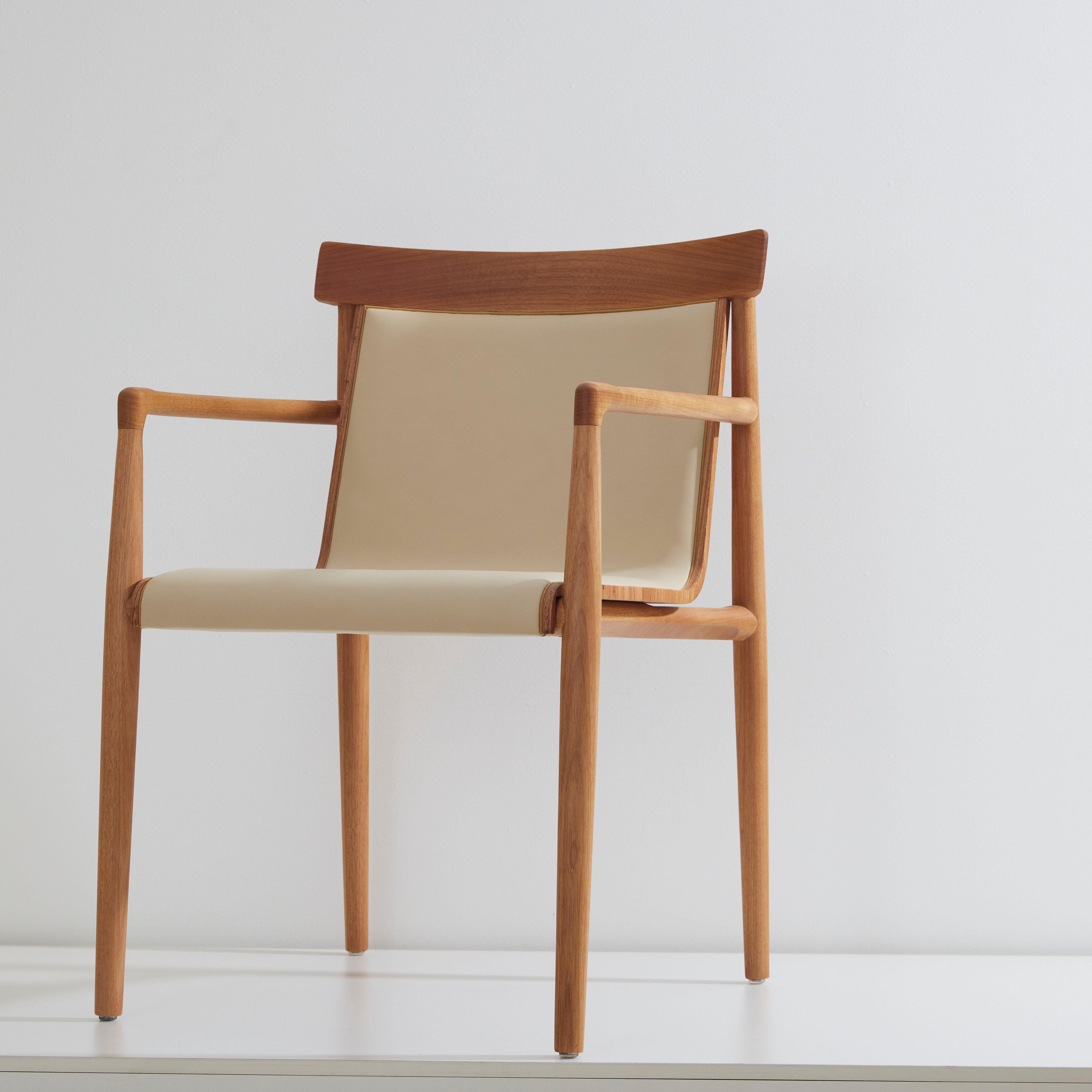 Sammlung trockener Stühle.

Das Konzept des Dry Stuhls besteht darin, eine Mischung aus verschiedenen Referenzen zu schaffen, die zu einem modernen Klassiker führen, der zwischen Retro und Moderne tanzt. Die Struktur wird mit schwerem und tiefem