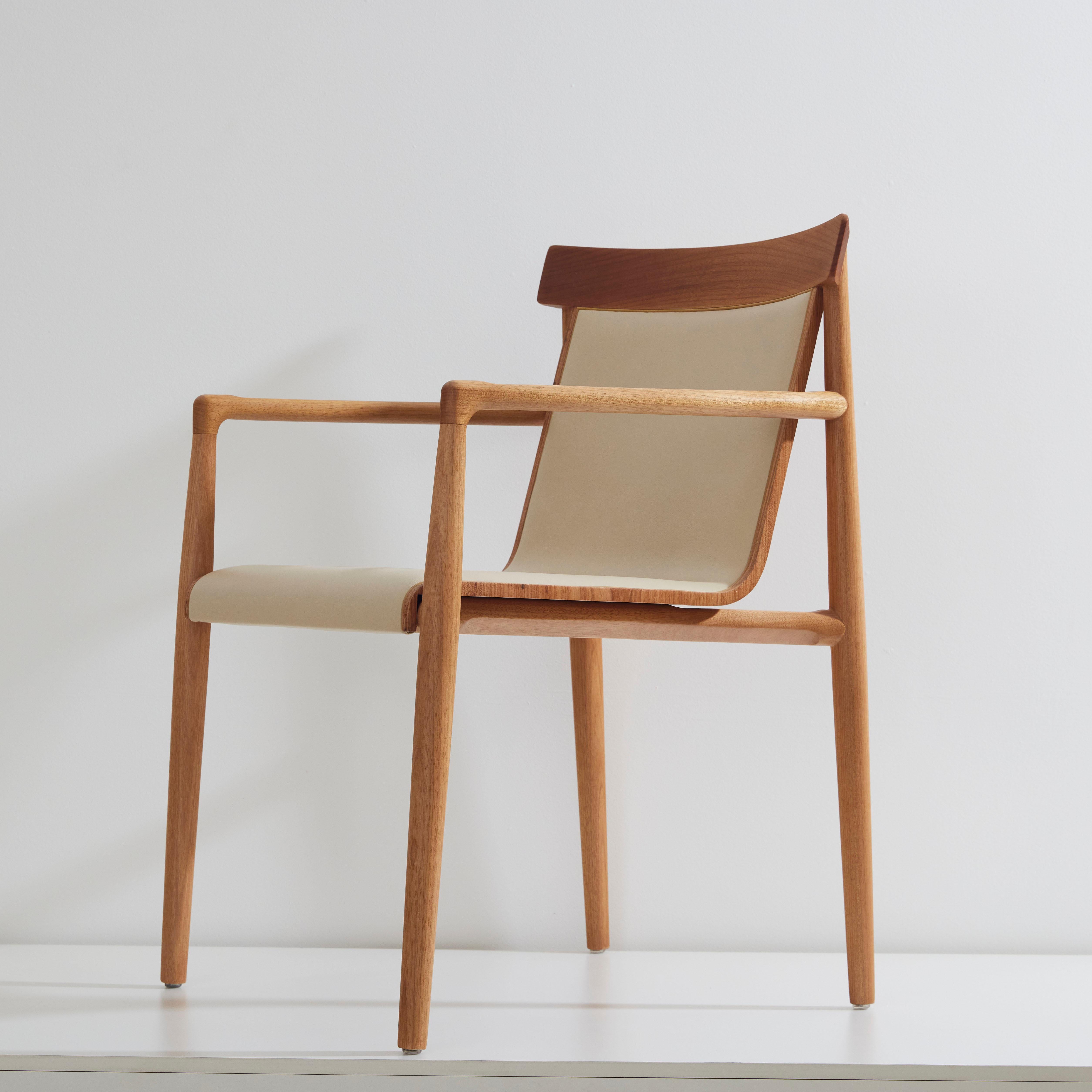Moderne Chaise contemporaine en bois massif, tapissée de cuir ou de textiles avec bras en vente