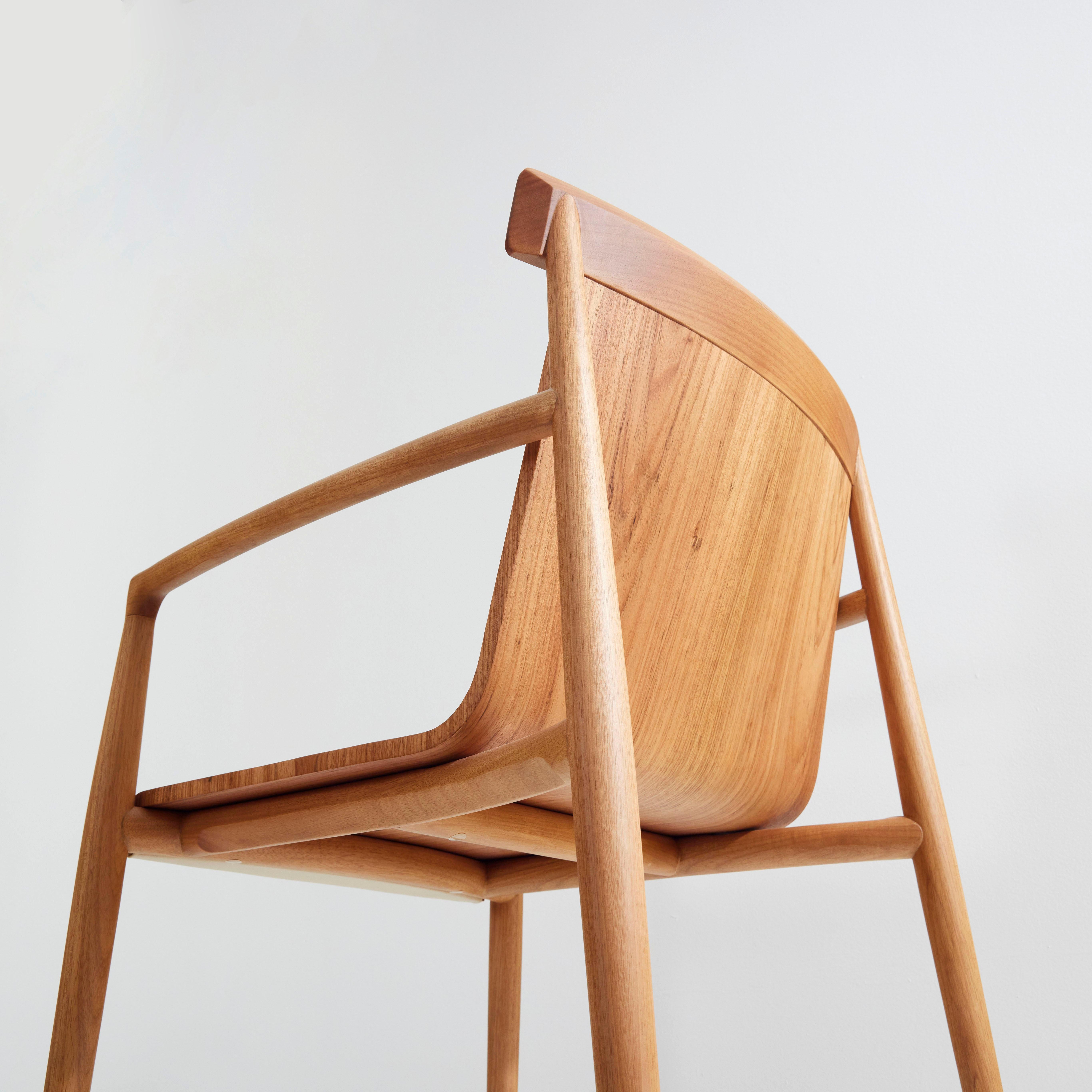 Chaise contemporaine en bois massif, tapissée de cuir ou de textiles avec bras Neuf - En vente à Vila Cordeiro, São Paulo