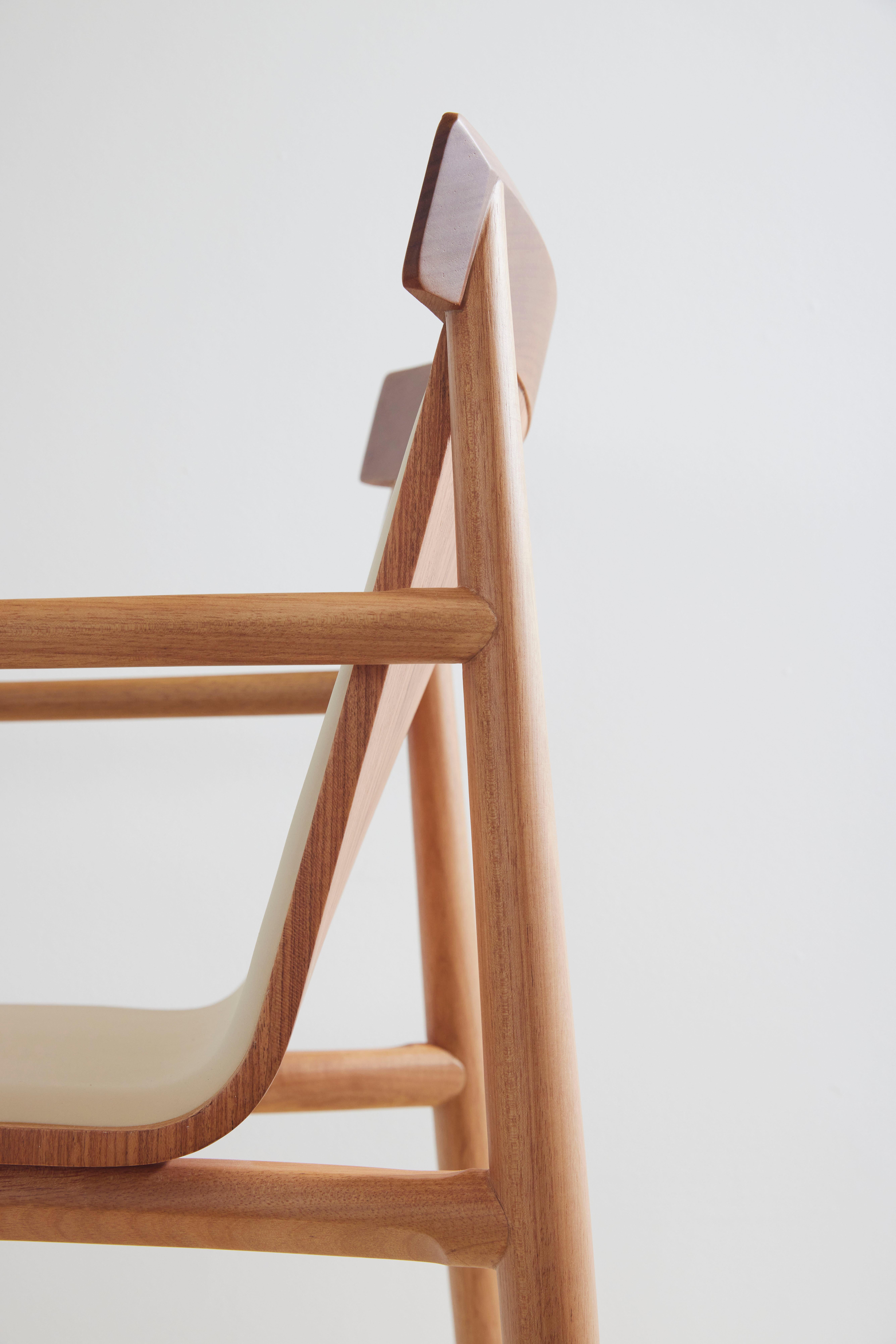 Zeitgenössischer Stuhl aus Massivholz, gepolstert mit Leder oder Textilien und Armlehnen im Angebot 2