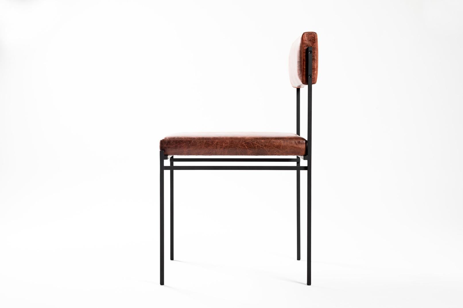 Ce fauteuil contemporain s'inspire du design moderne brésilien. Avec un ADN carré, l'objectif est de créer une chaise géométrique et essentielle. Tous les éléments structurels constituent son fonctionnement et sont dimensionnés pour assurer une