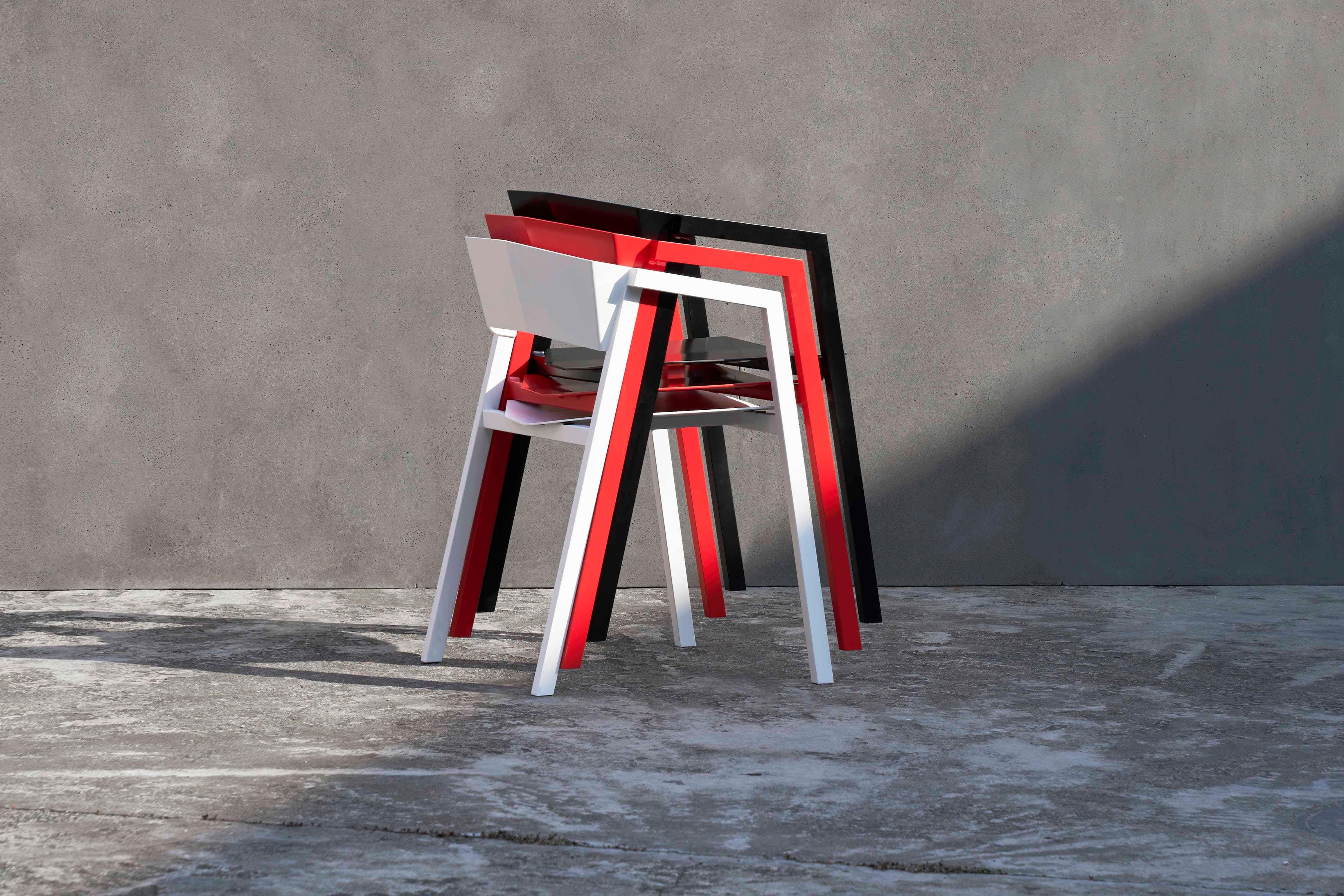Chaise contemporaine « K » en aluminium « noir ou blanc » en vente 4