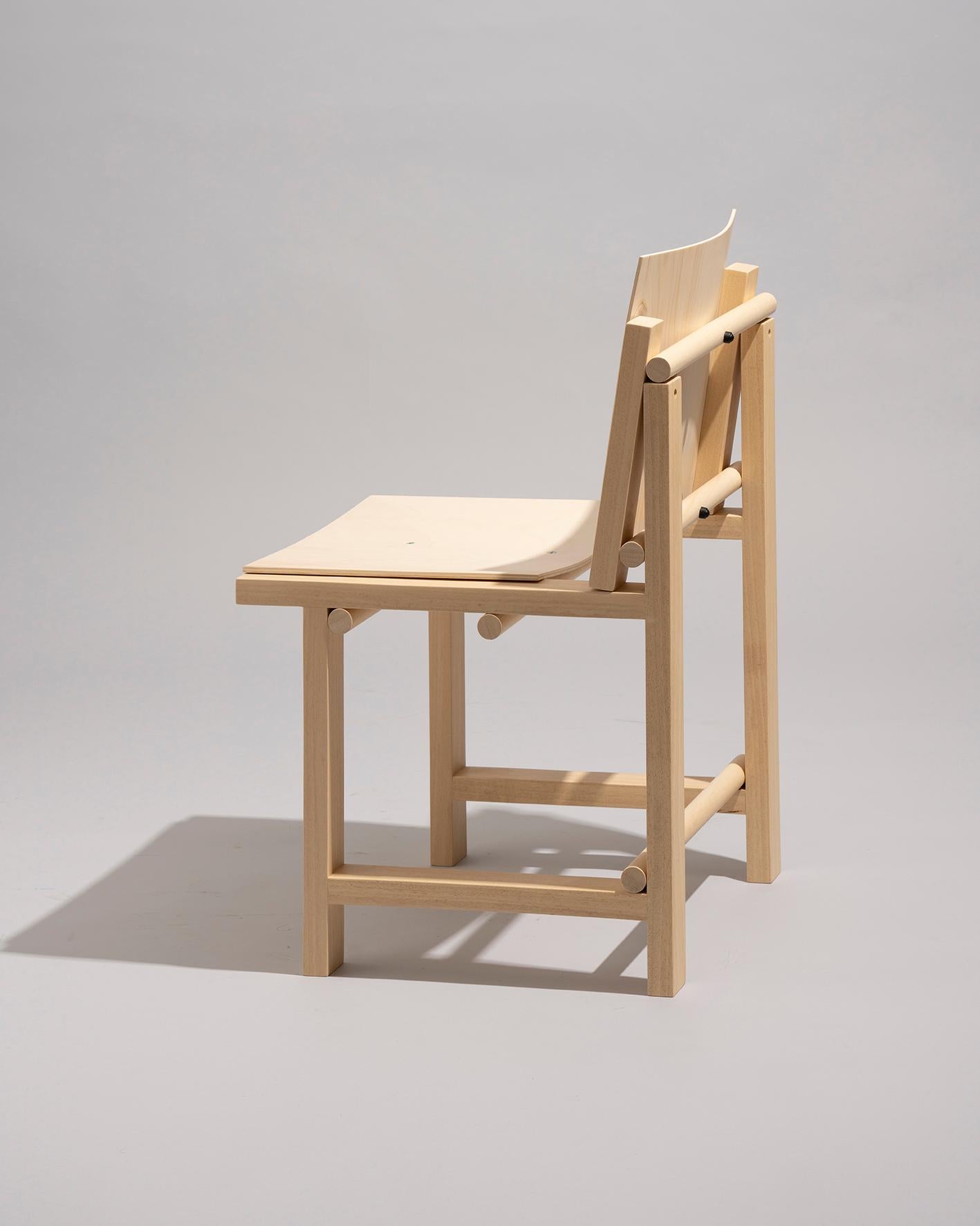 Silla 8 is the result of an exercise where flat plywood sheets are bent, under pressure and in a simple way, using different structures as support, achieving instantaneously and without molds to generate what end up being seats and backrests. The