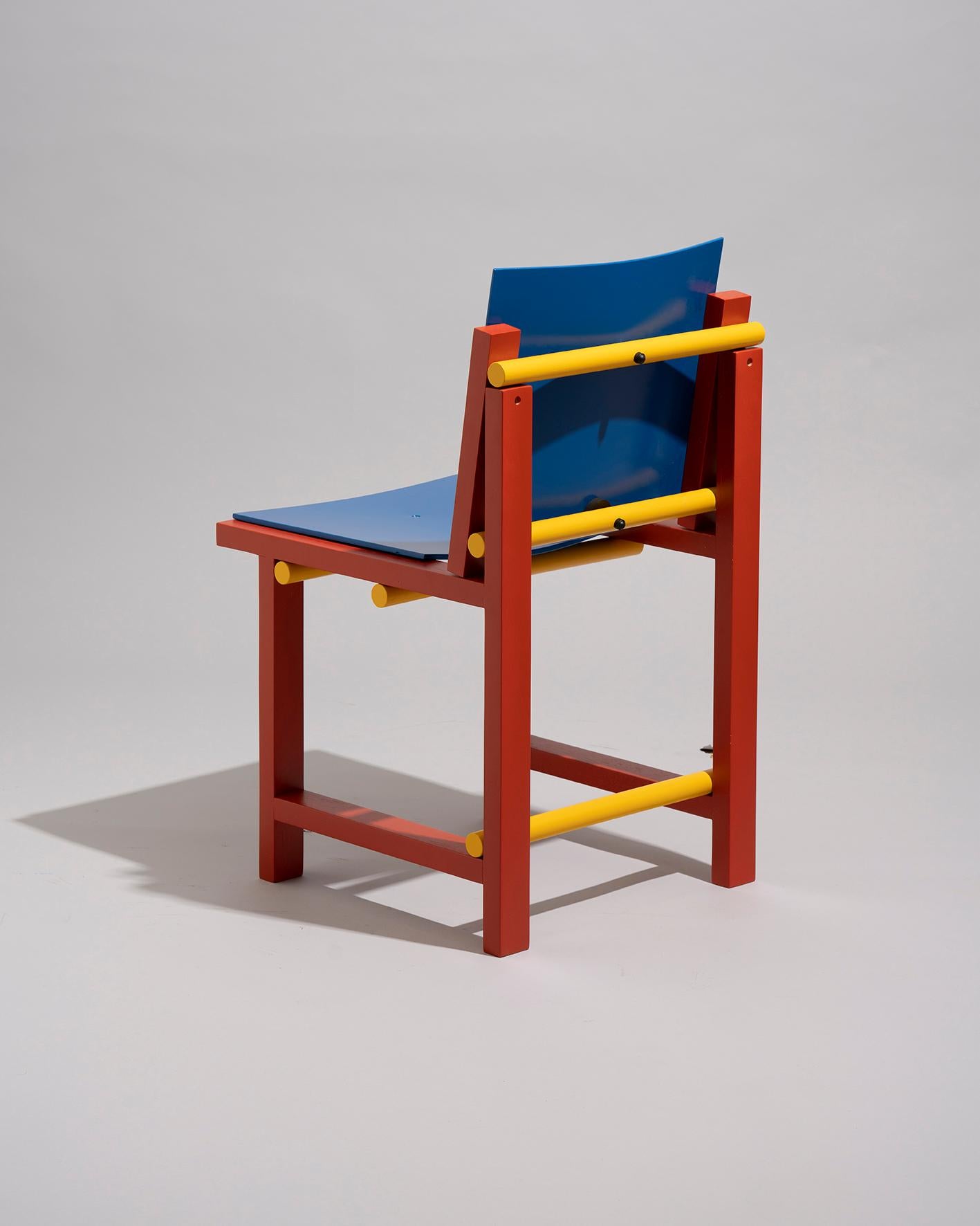 Espagnol Chaise contemporaine moderne en bois rouge, bleu et jaune par Marc Morro  en vente
