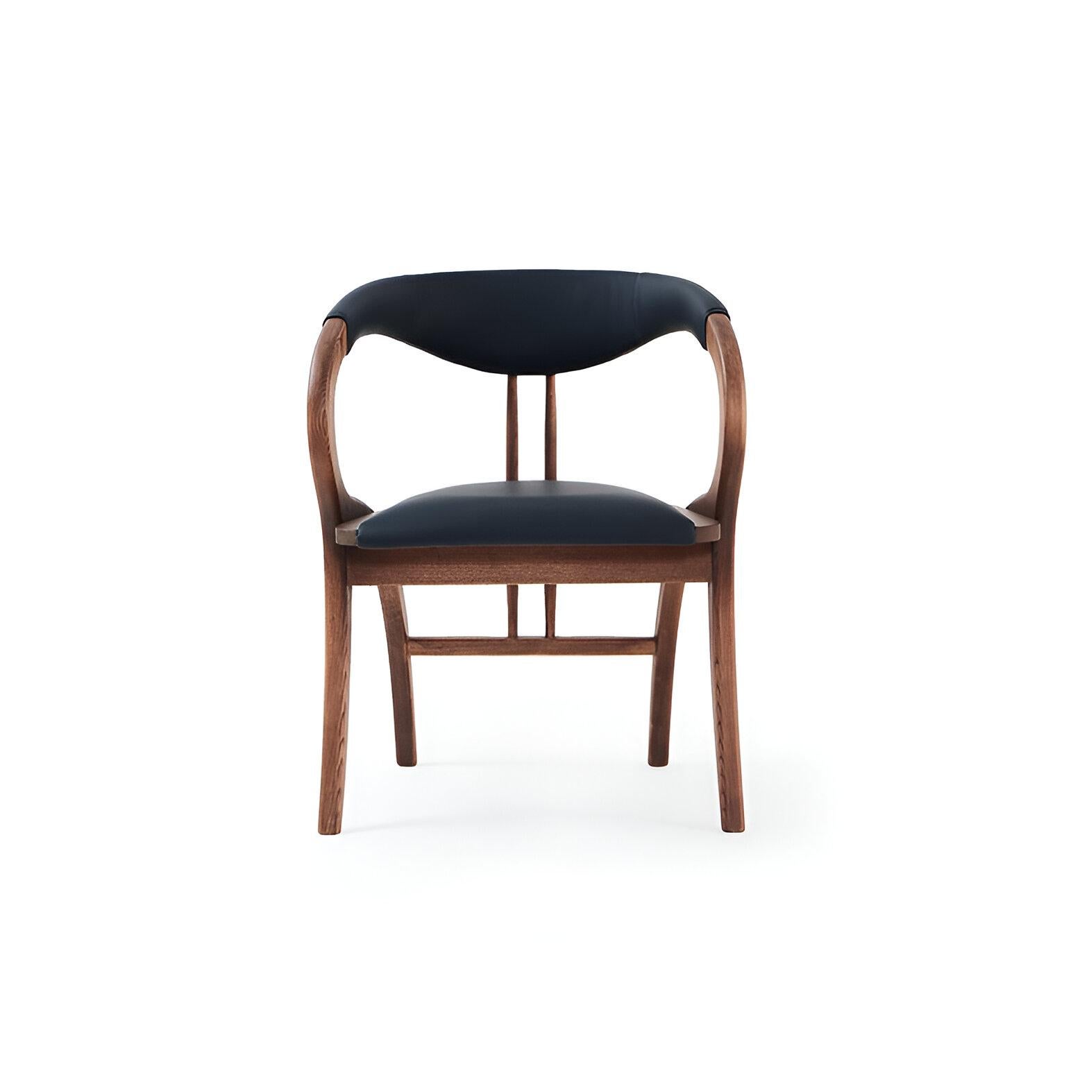 La silla presenta un diseño extraordinario, con patas traseras curvadas que forman parte de los reposabrazos y el respaldo.
Hecho a mano con estructura de madera maciza en color nogal y tapizado en piel sintética negra.
Ofrecemos múltiples opciones
