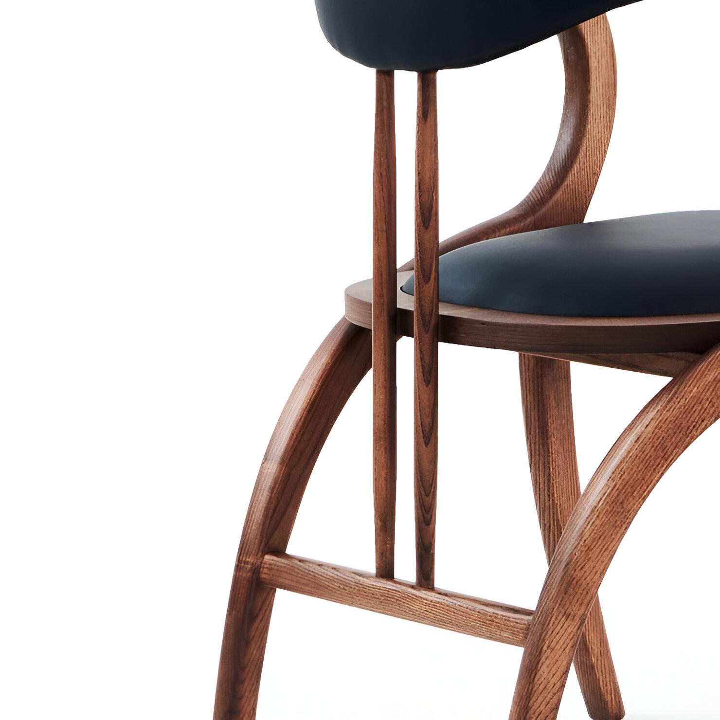 Silla contemporánea, color nogal/piel sintética negra, lote de 8 Portugués en venta