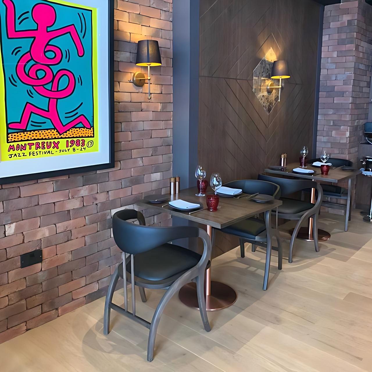 Silla contemporánea, color nogal/piel sintética negra, lote de 8 Siglo XXI y contemporáneo en venta