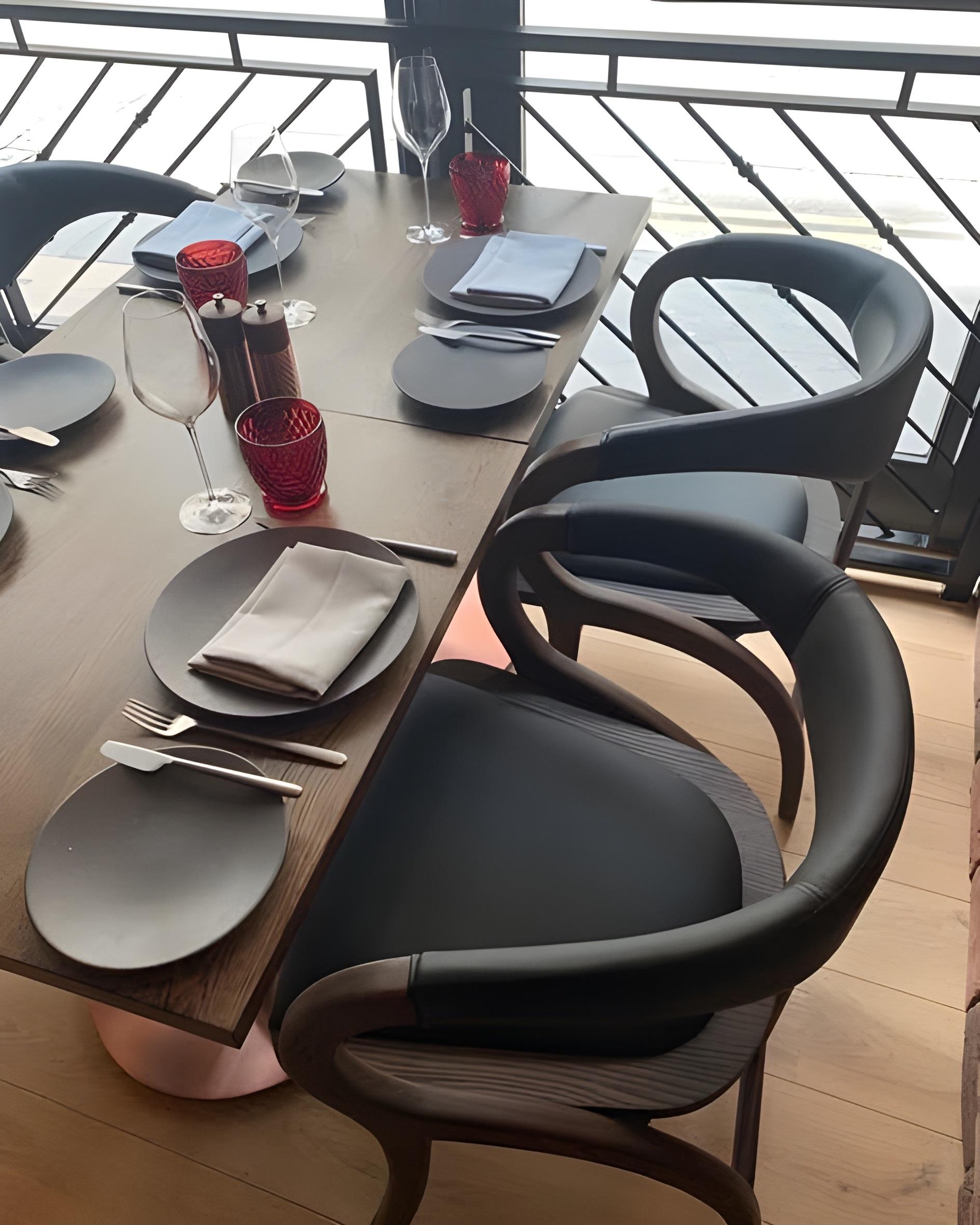 Sedia contemporanea, colore noce/ ecopelle nera, set da 8 in vendita 1