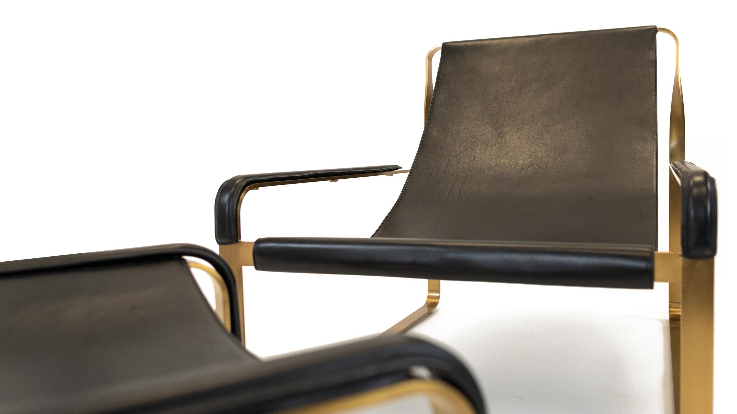 Klassische zeitgenössische handgefertigte Chaiselongue-Sessel aus Messing, Metall und schwarzem Leder im Angebot 10