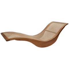 Chaise longue contemporaine par un designer brésilien en bois