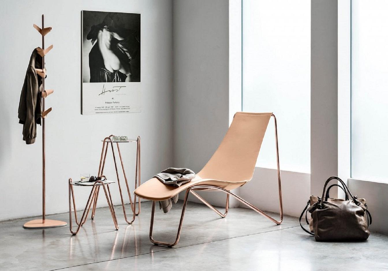 Cette chaise longue est fabriquée à partir d'acier et de cuir de très haute résistance et qualité : les matériaux haut de gamme garantissent la flexibilité nécessaire tout en répondant à des exigences de production élevées. Coussin d'appui-tête