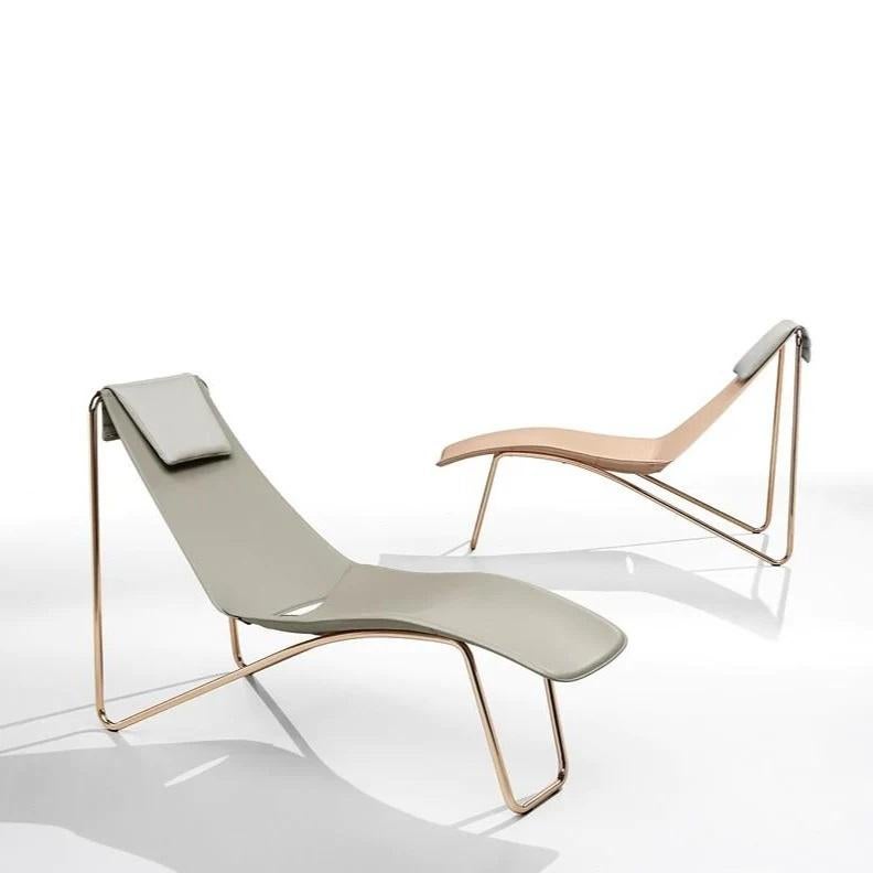 Moderne Chaise longue contemporaine sur piètement traîneau proposée en cuir en vente