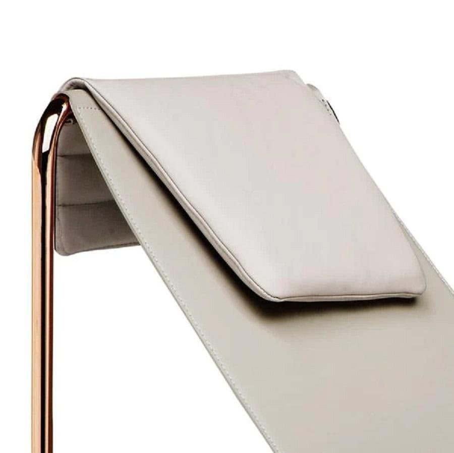 italien Chaise longue contemporaine sur piètement traîneau proposée en cuir en vente