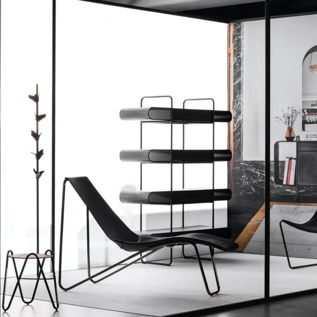 XXIe siècle et contemporain Chaise longue contemporaine sur piètement traîneau proposée en cuir en vente