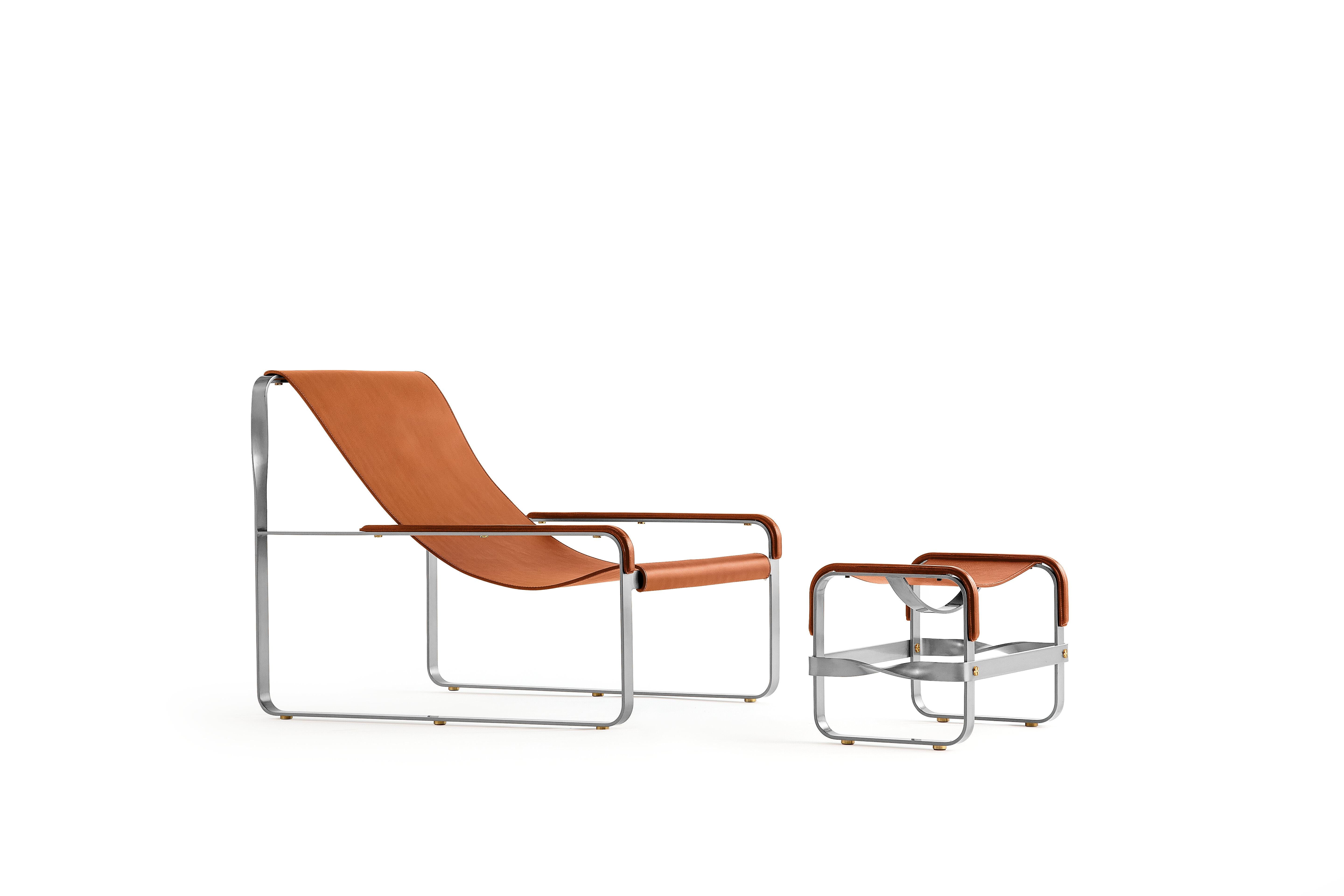 Handgefertigte Contemporary Chaise Lounge aus altsilbernem Metall und naturfarbenem Leder (Spanisch) im Angebot
