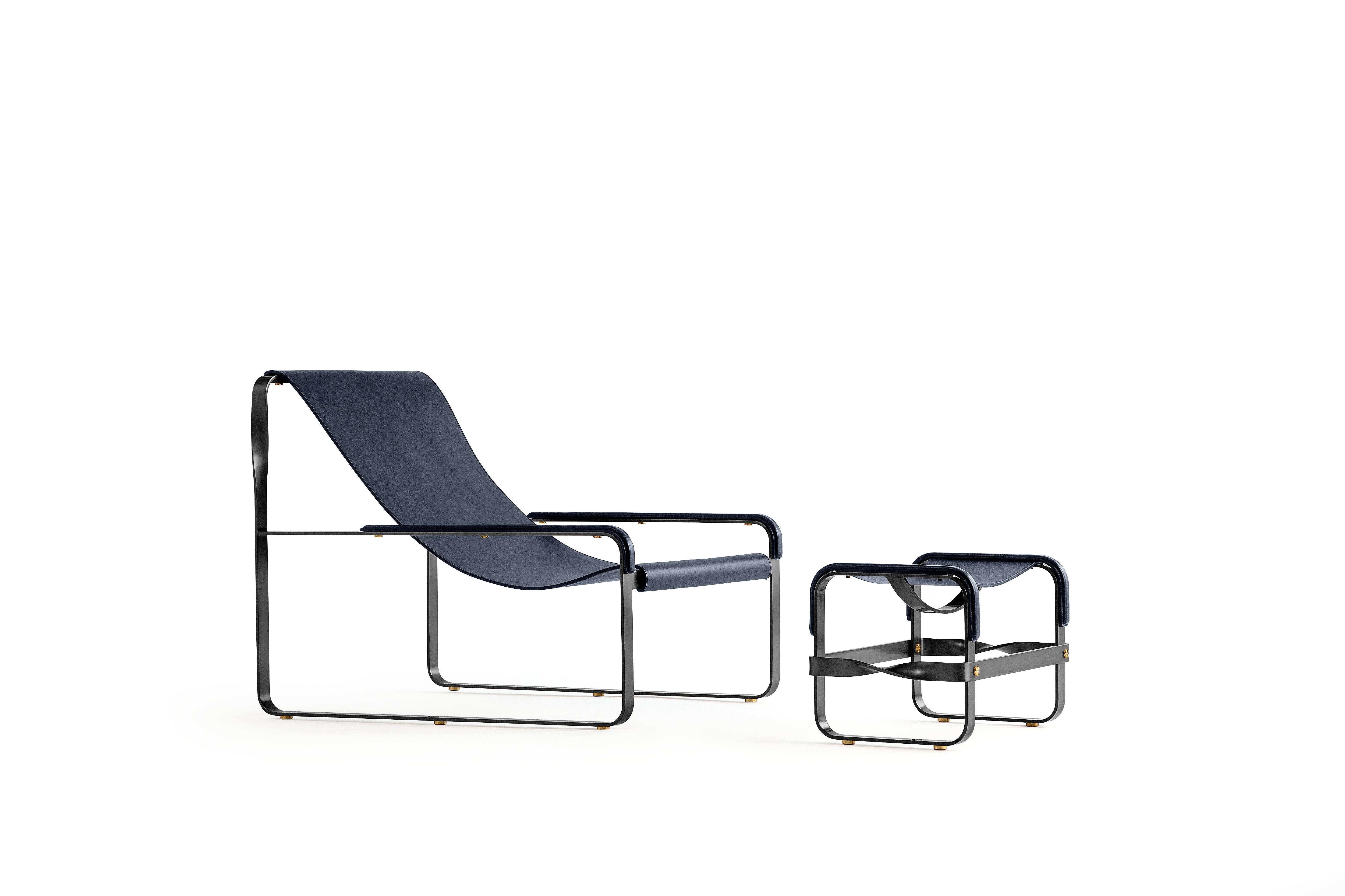 Polished Exclusive Contemporary Chaise Lounge Black Metal & Blue Navy Leather For Sale