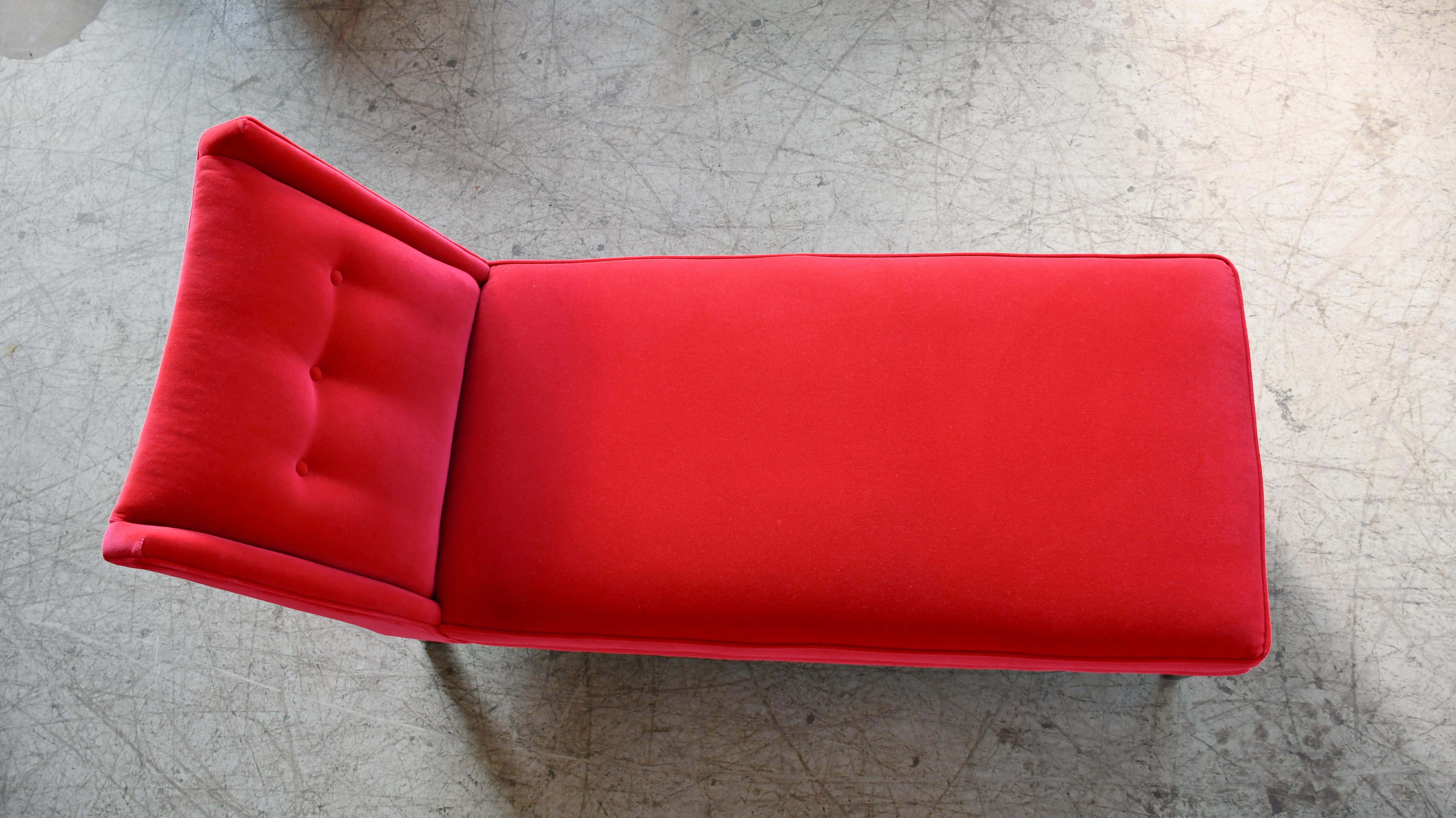 Contemporary Chaise Lounge Model 