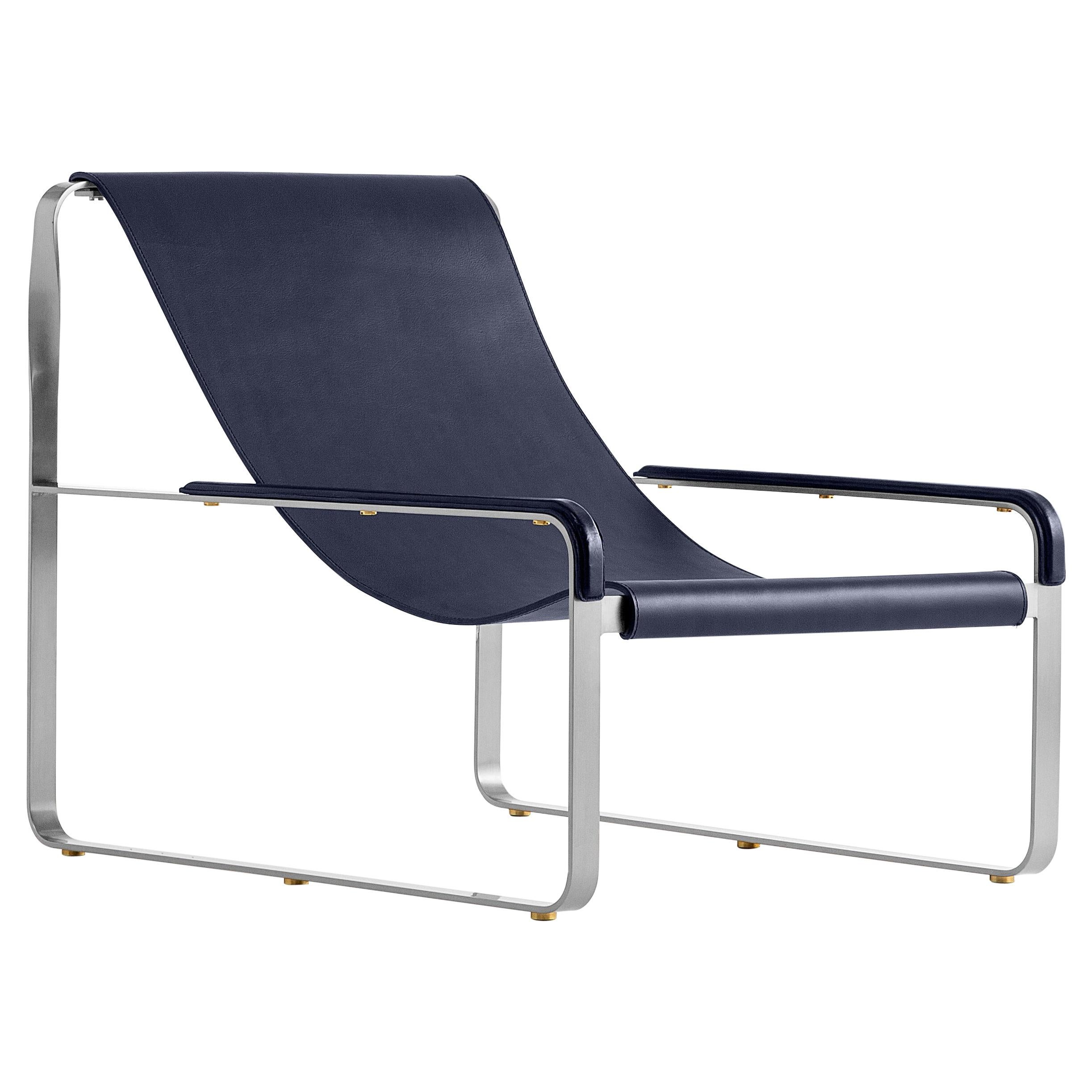 Chaise longue classique contemporaine faite à la main en métal argenté ancien et cuir bleu marine