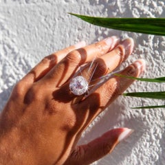 Bague contemporaine en or 18 carats avec diamant champagne et spinelle violette taille coussin