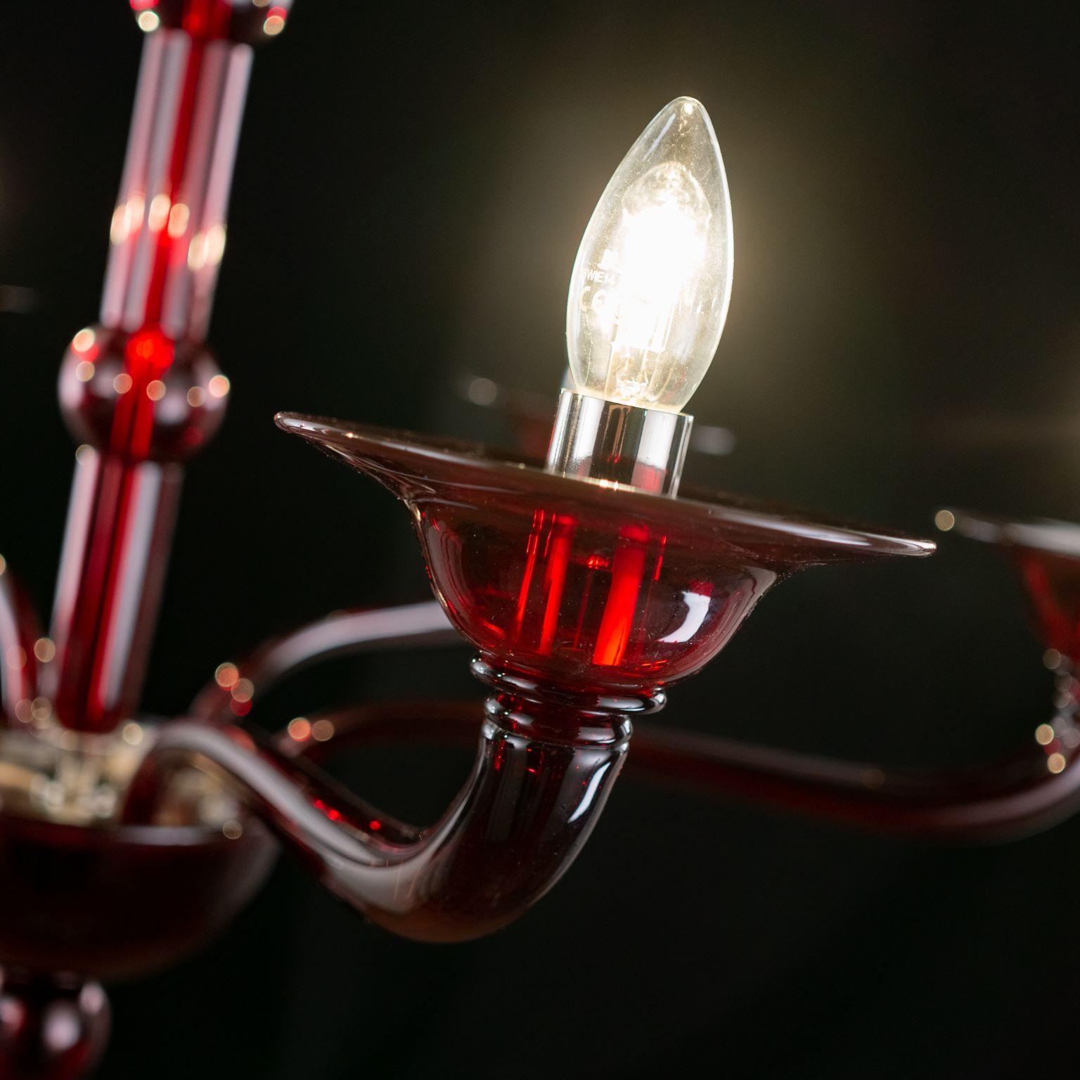 Altro Lampadario contemporaneo a 6 bracci in vetro di Murano rosso di Multiforme in stock in vendita