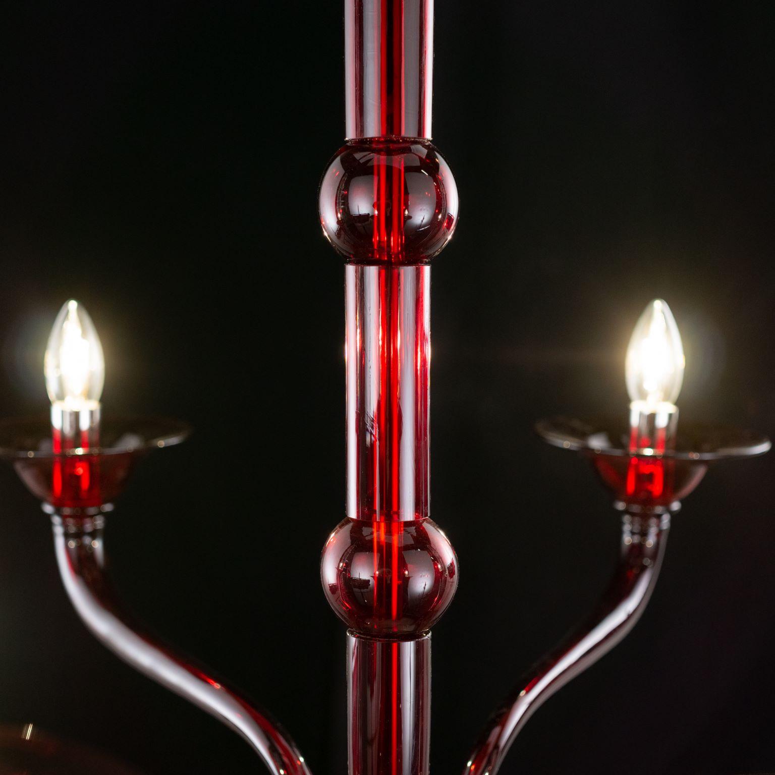 Italiano Lampadario contemporaneo a 6 bracci in vetro di Murano rosso di Multiforme in stock in vendita