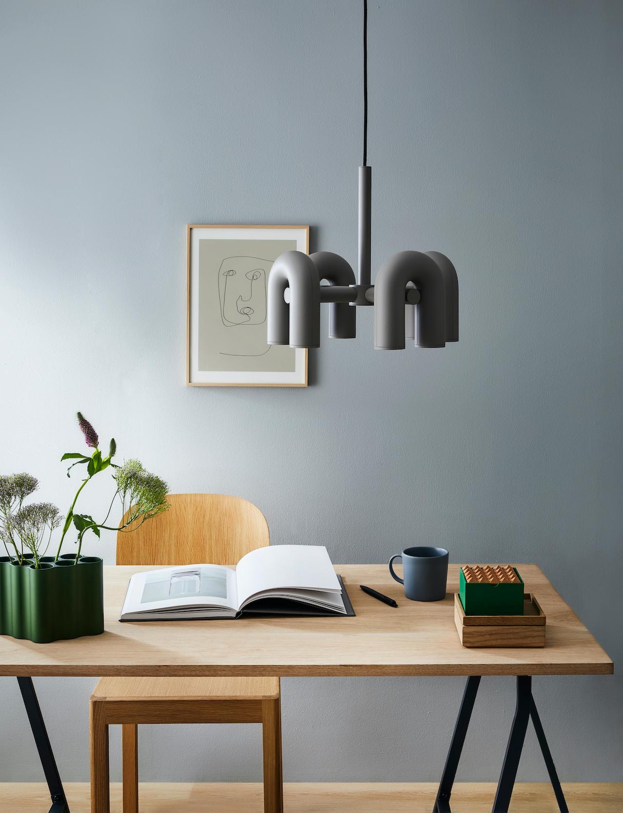 Cirkus chandelier by AGO Lighting
Coated ABS, aluminum

UL Listed
LED GU10 110-240V (not included)

Two sizes available: 4 pairs of lamps / 6 pairs of lamps
Four colors available: Charcoal, grey, green, terracotta


AGO is a Korean design studio